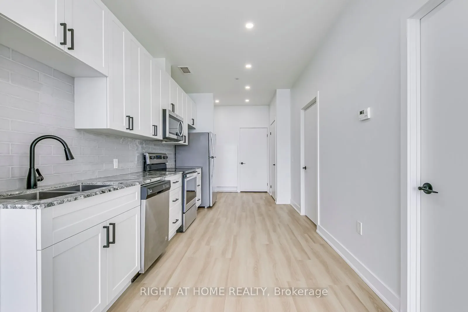 100 GARMENT Street #1102