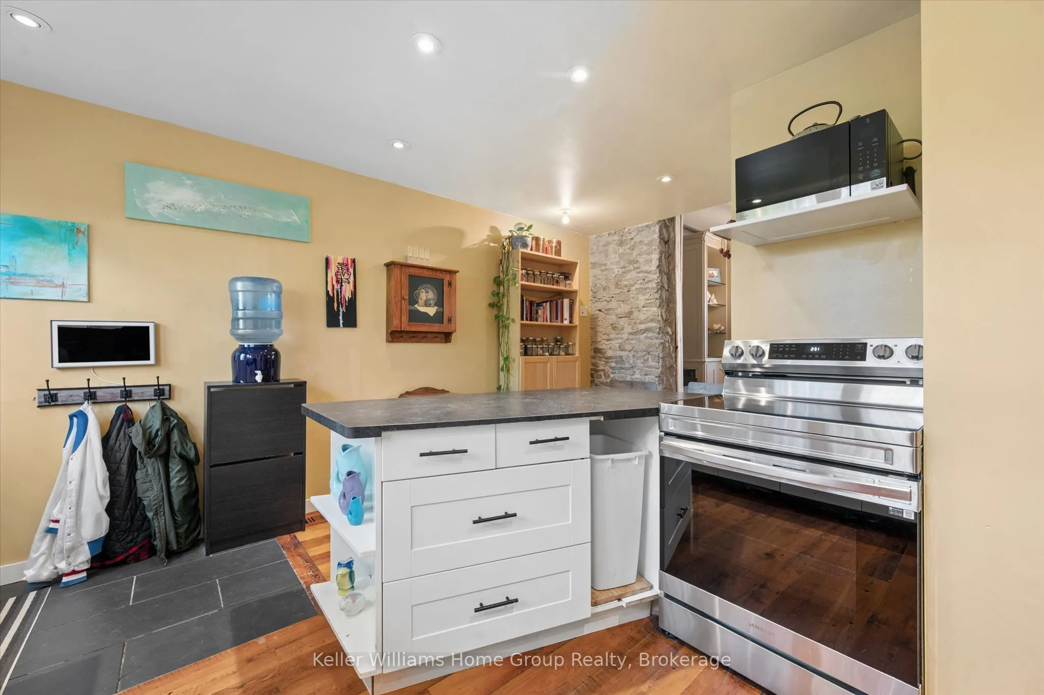 452 St Andrew Street W