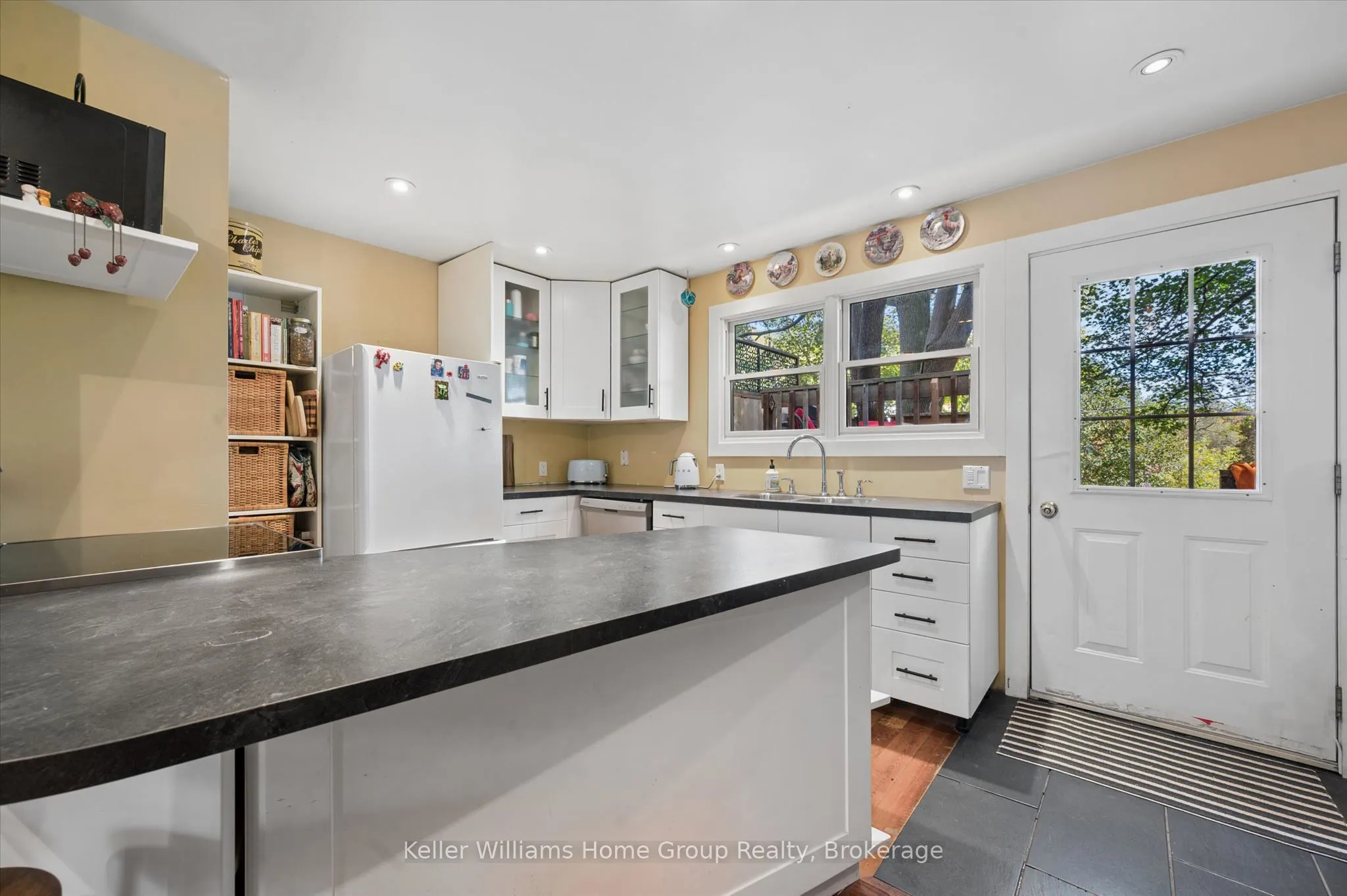 452 St Andrew Street W
