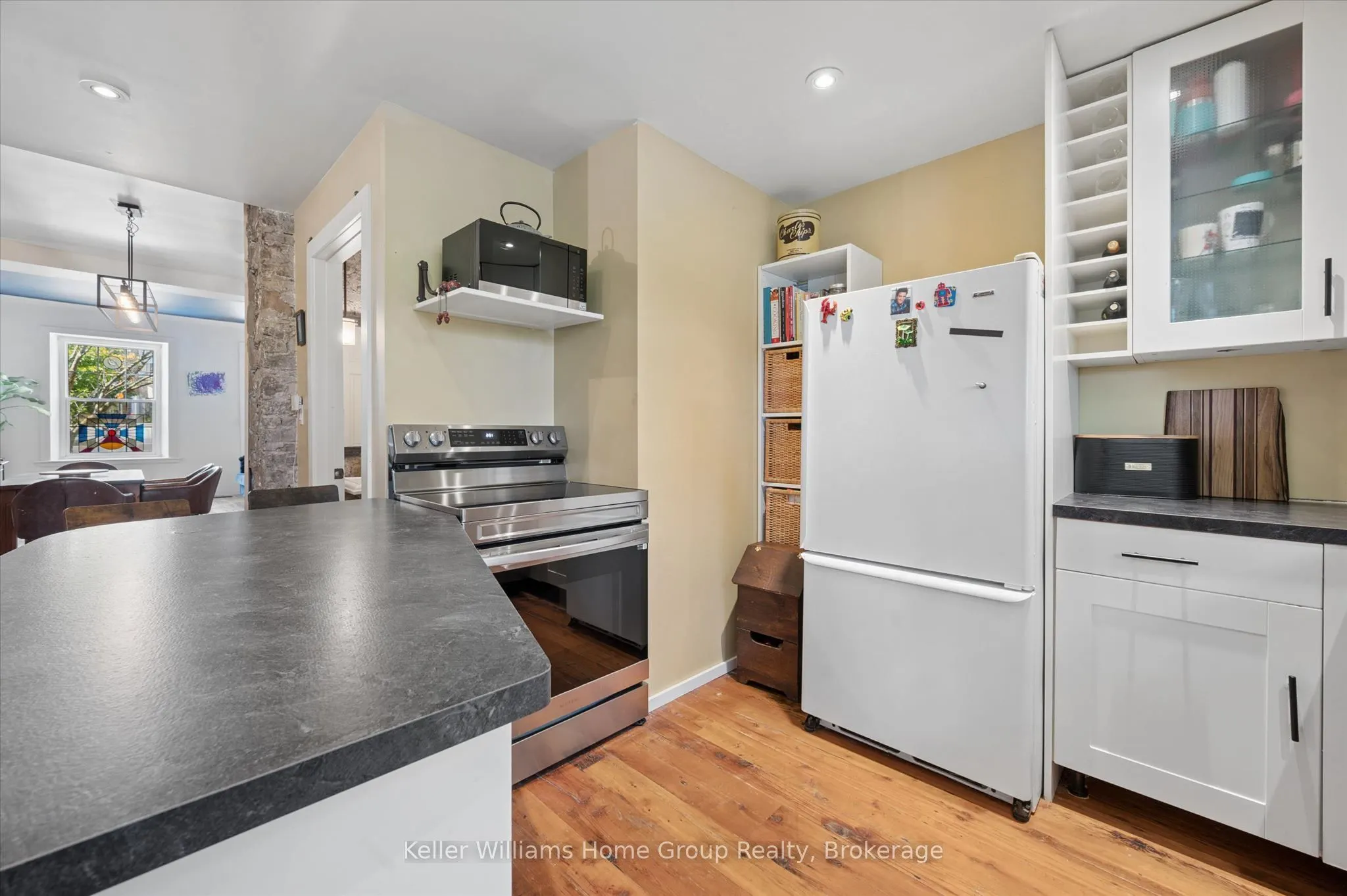 452 St Andrew Street W
