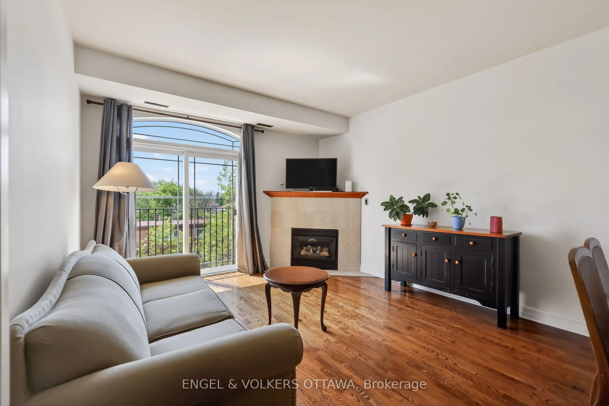 711 Churchill Avenue #401