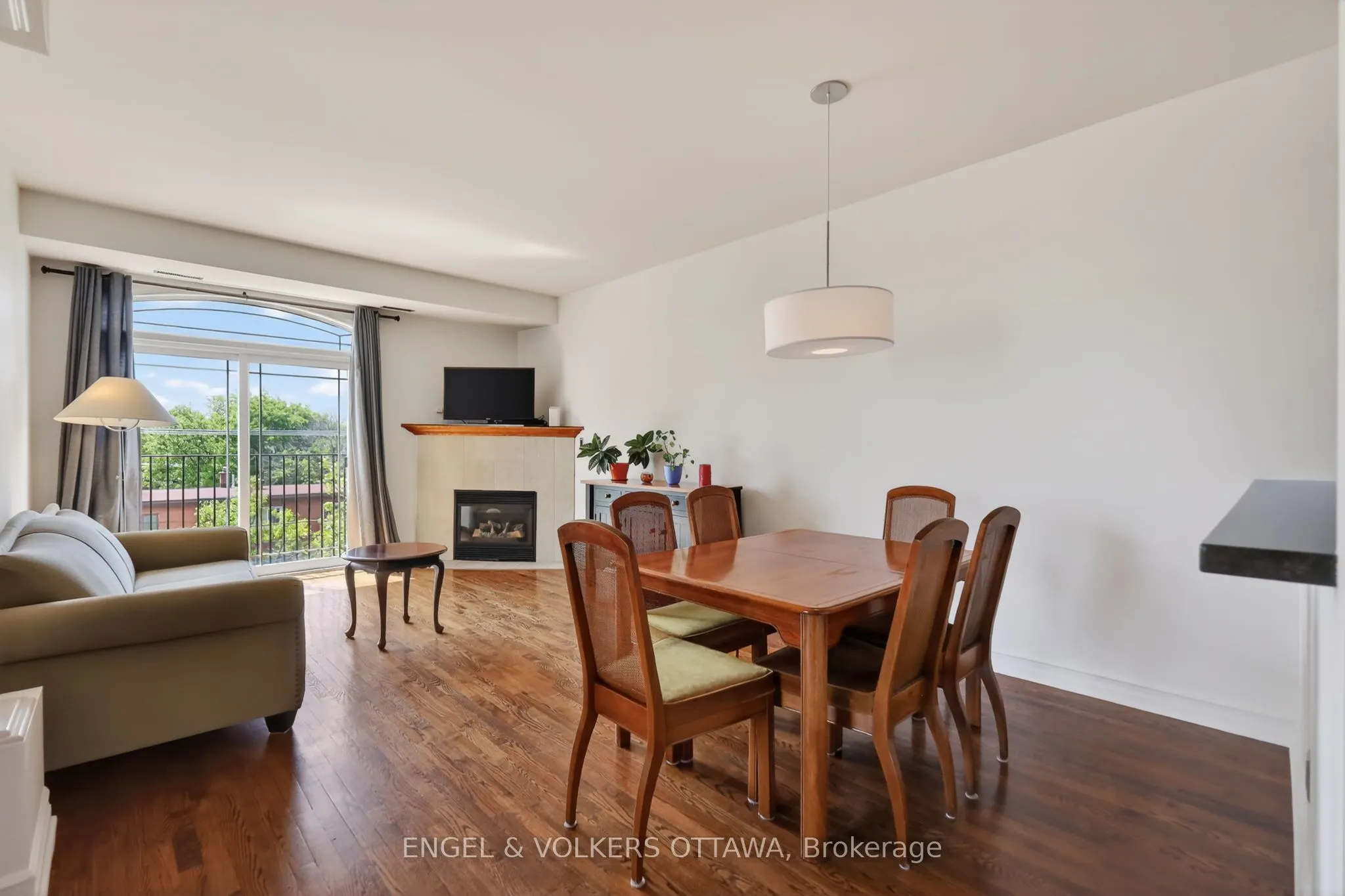 711 Churchill Avenue #401