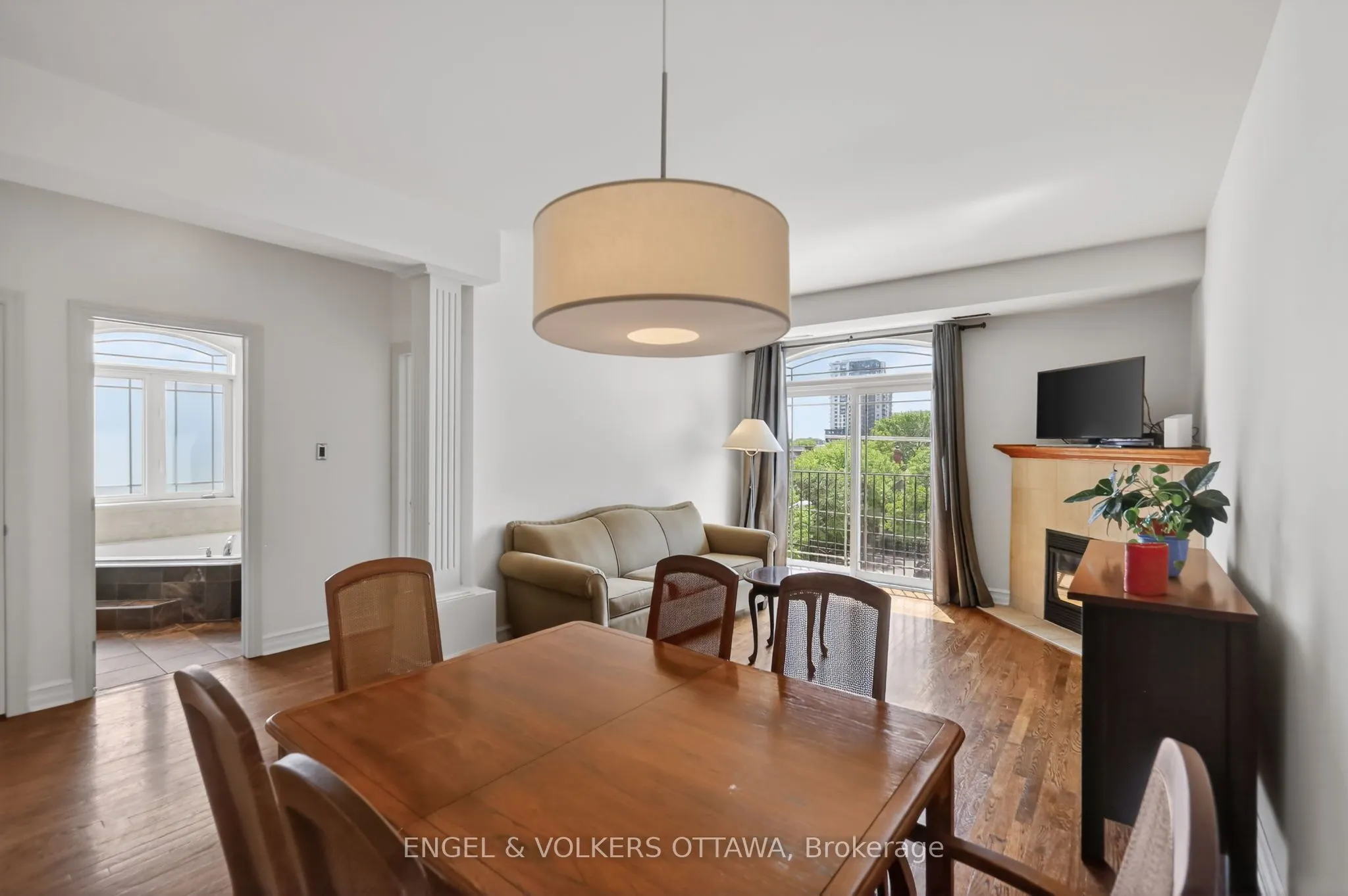 711 Churchill Avenue #401