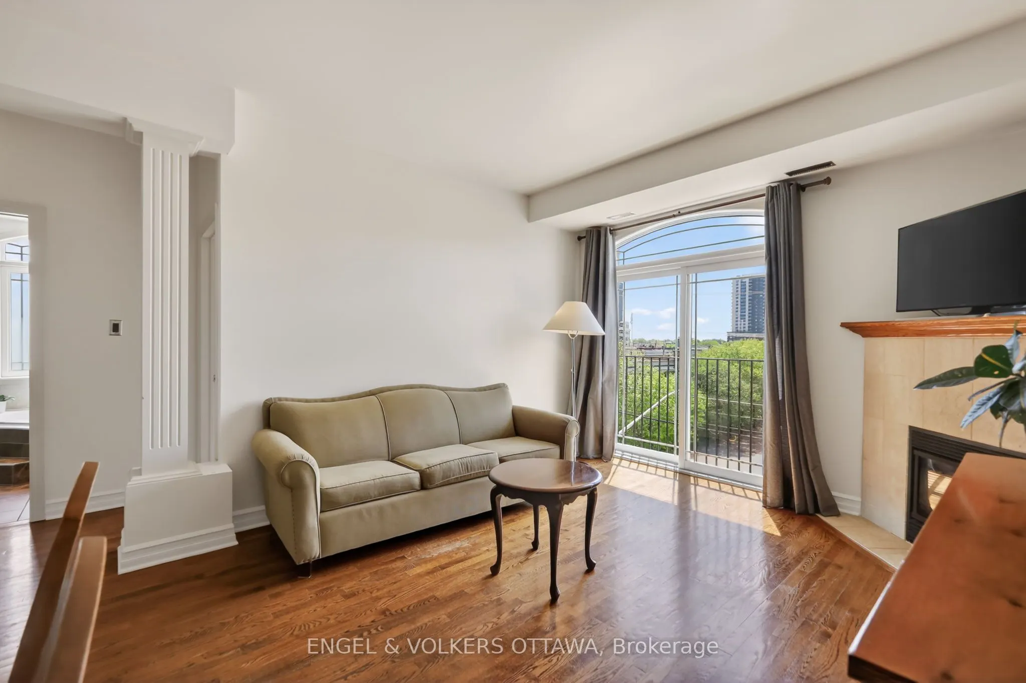 711 Churchill Avenue #401