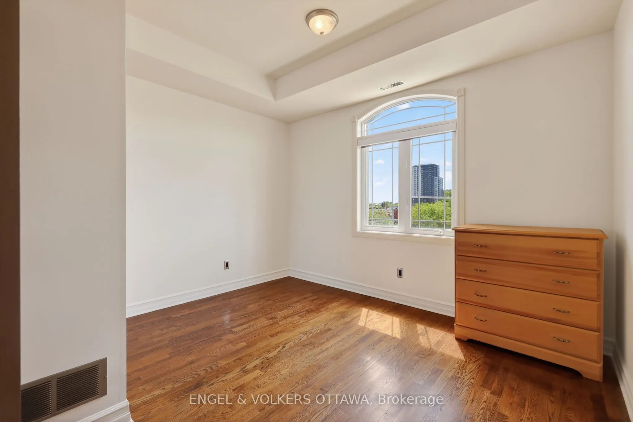 711 Churchill Avenue #401