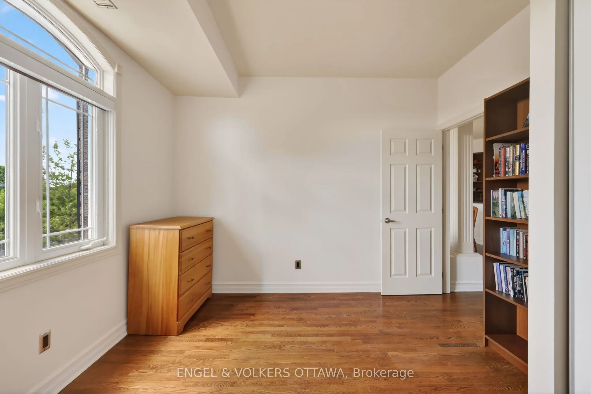 711 Churchill Avenue #401