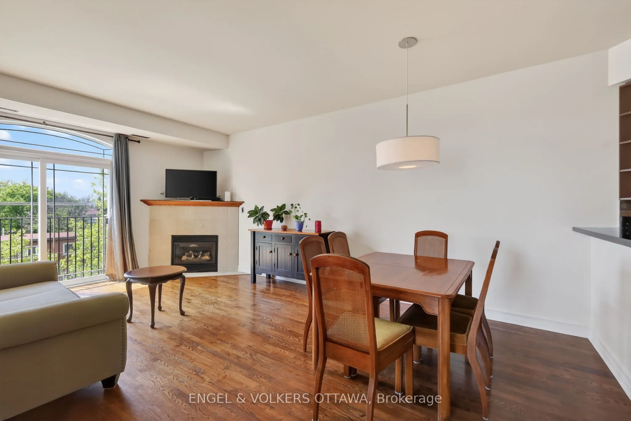 711 Churchill Avenue #401