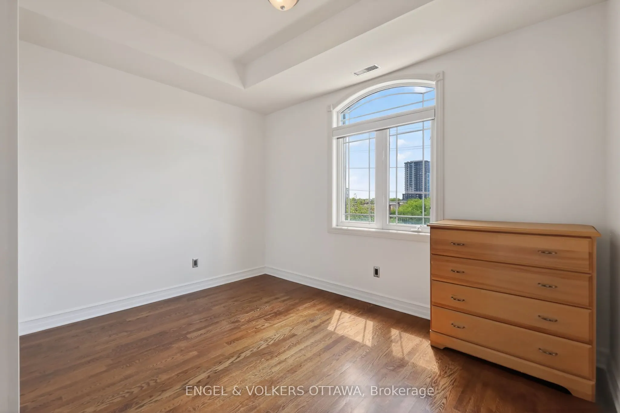 711 Churchill Avenue #401