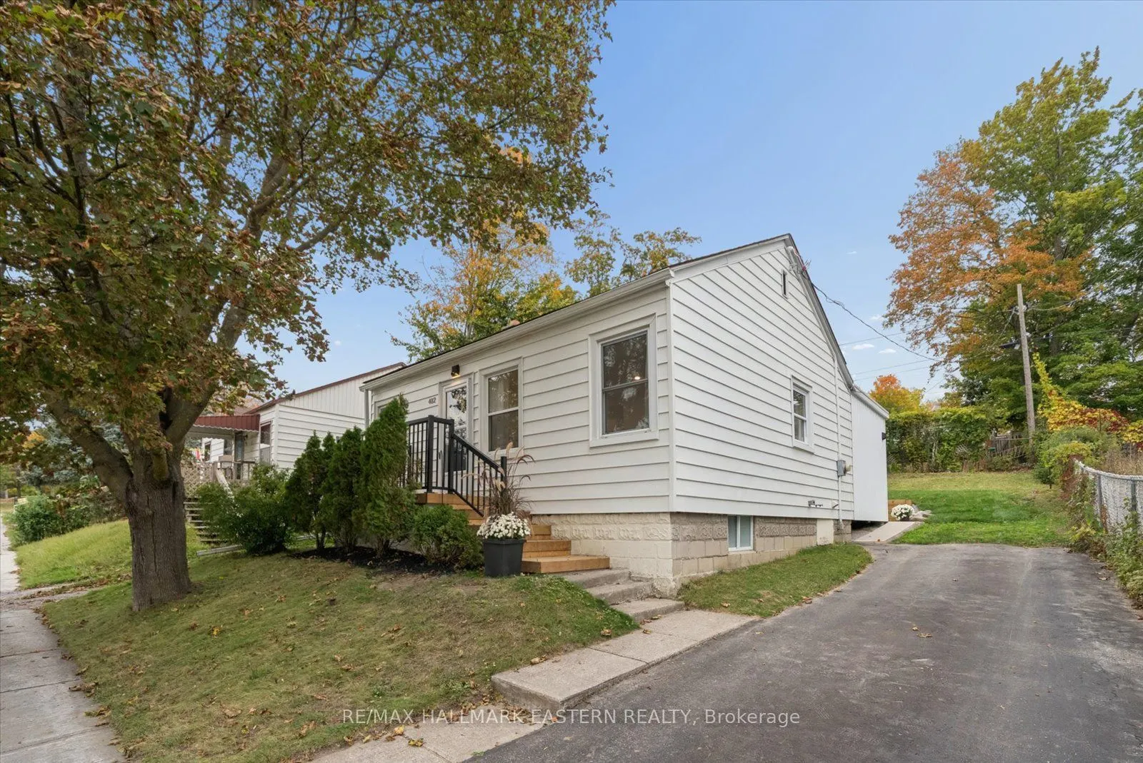 482 Wellington Street W