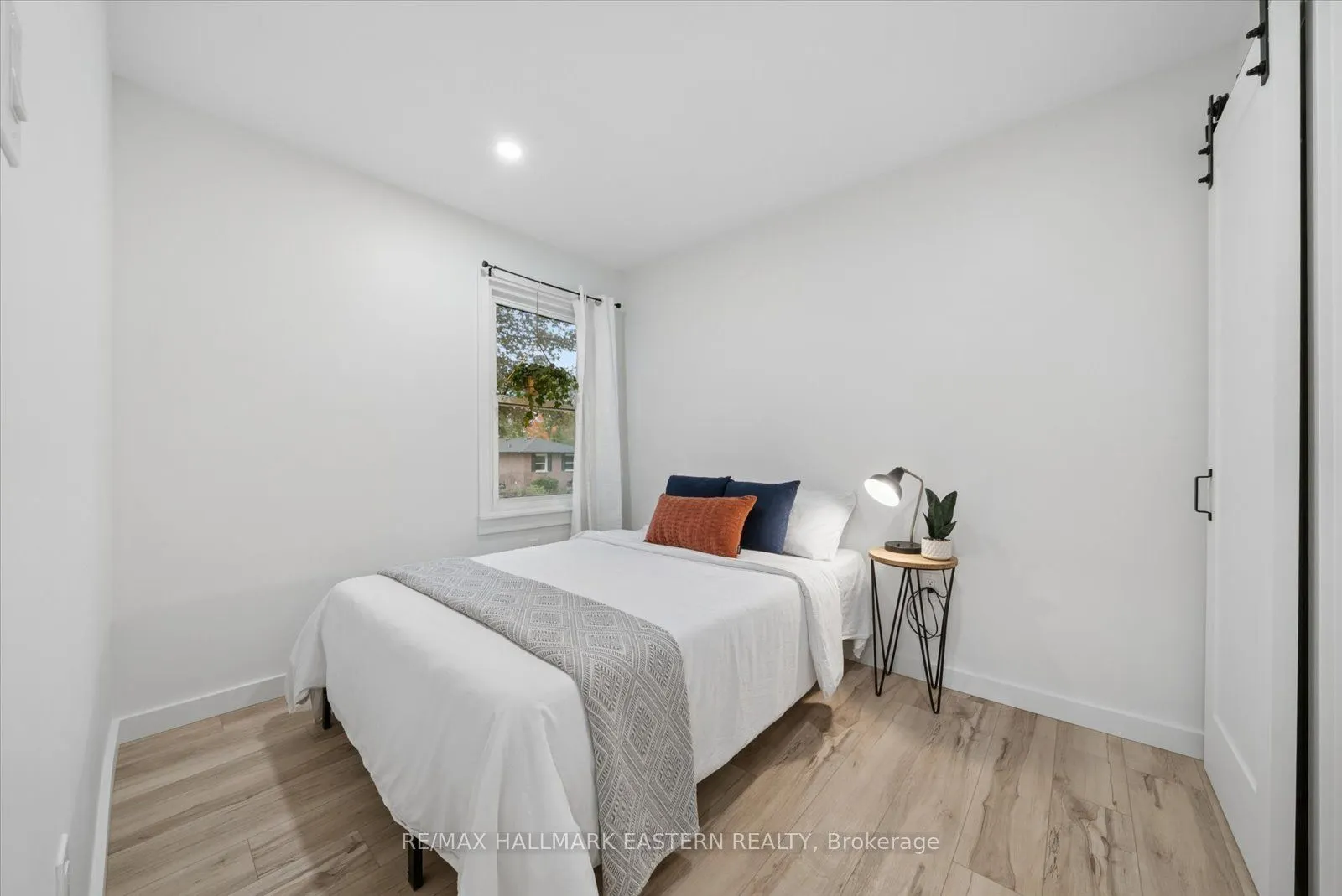 482 Wellington Street W