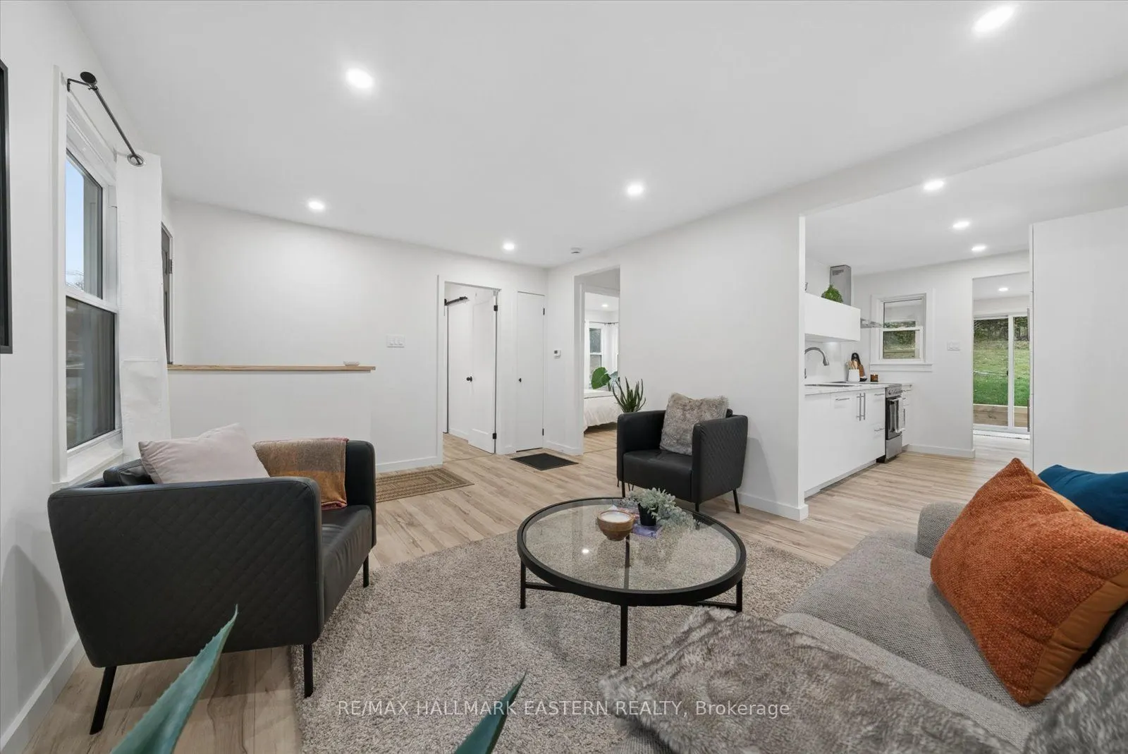 482 Wellington Street W