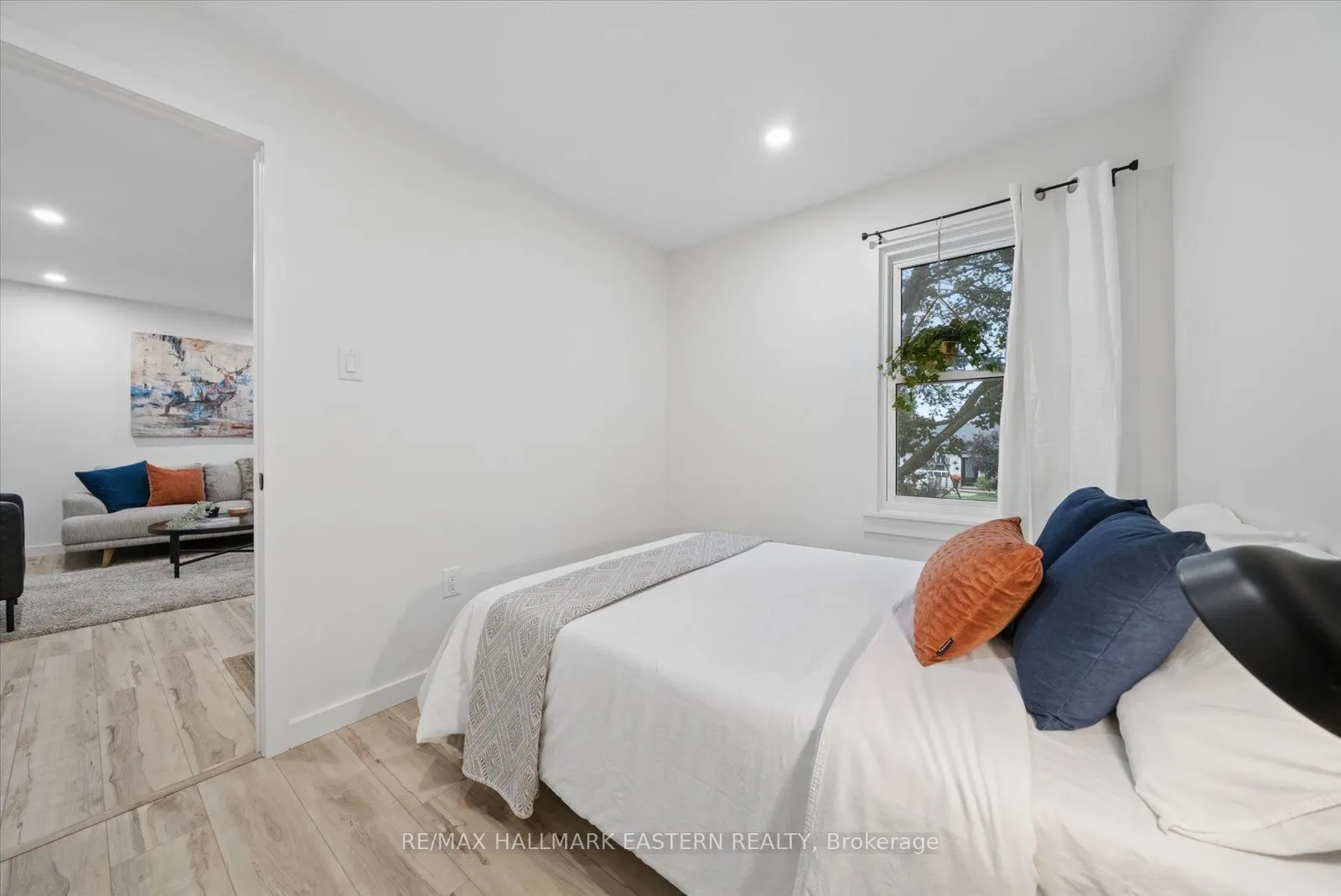 482 Wellington Street W