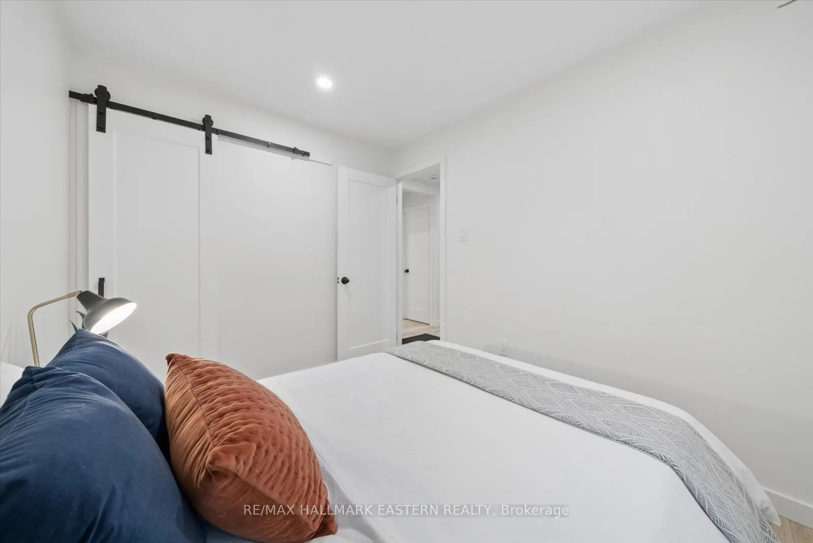 482 Wellington Street W