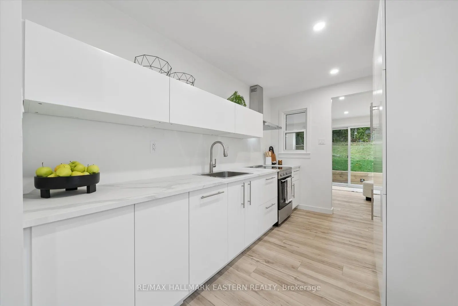 482 Wellington Street W