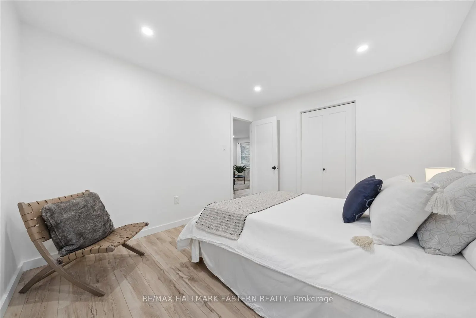 482 Wellington Street W