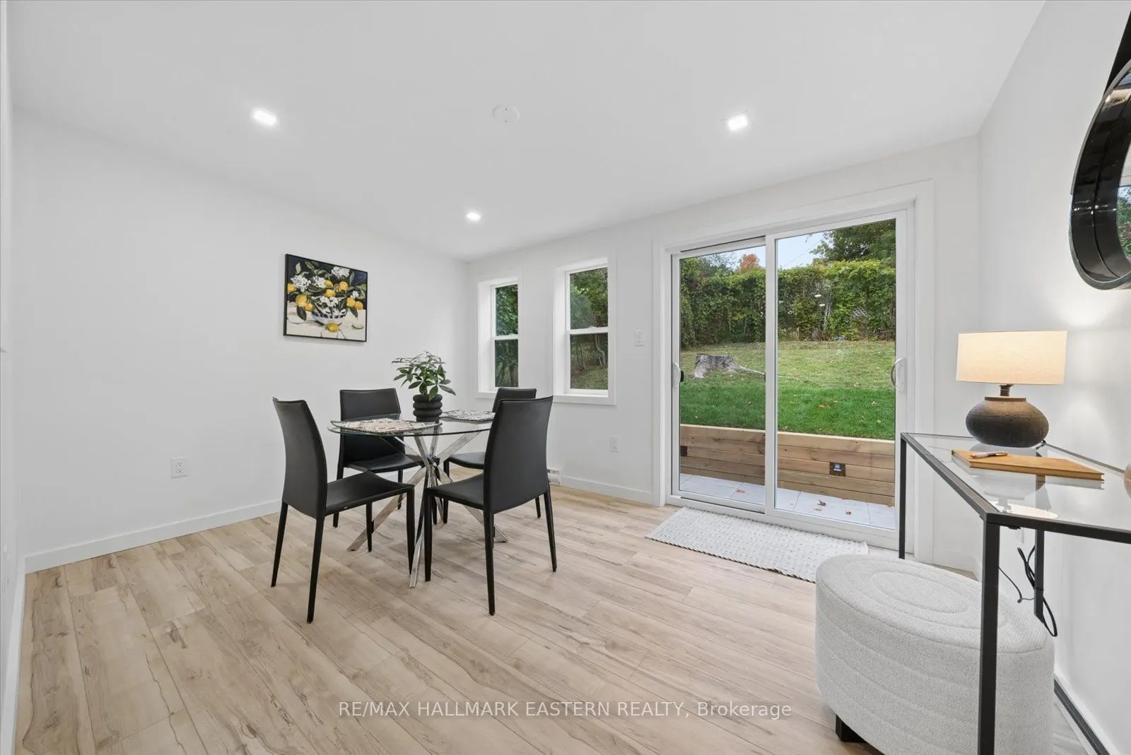 482 Wellington Street W