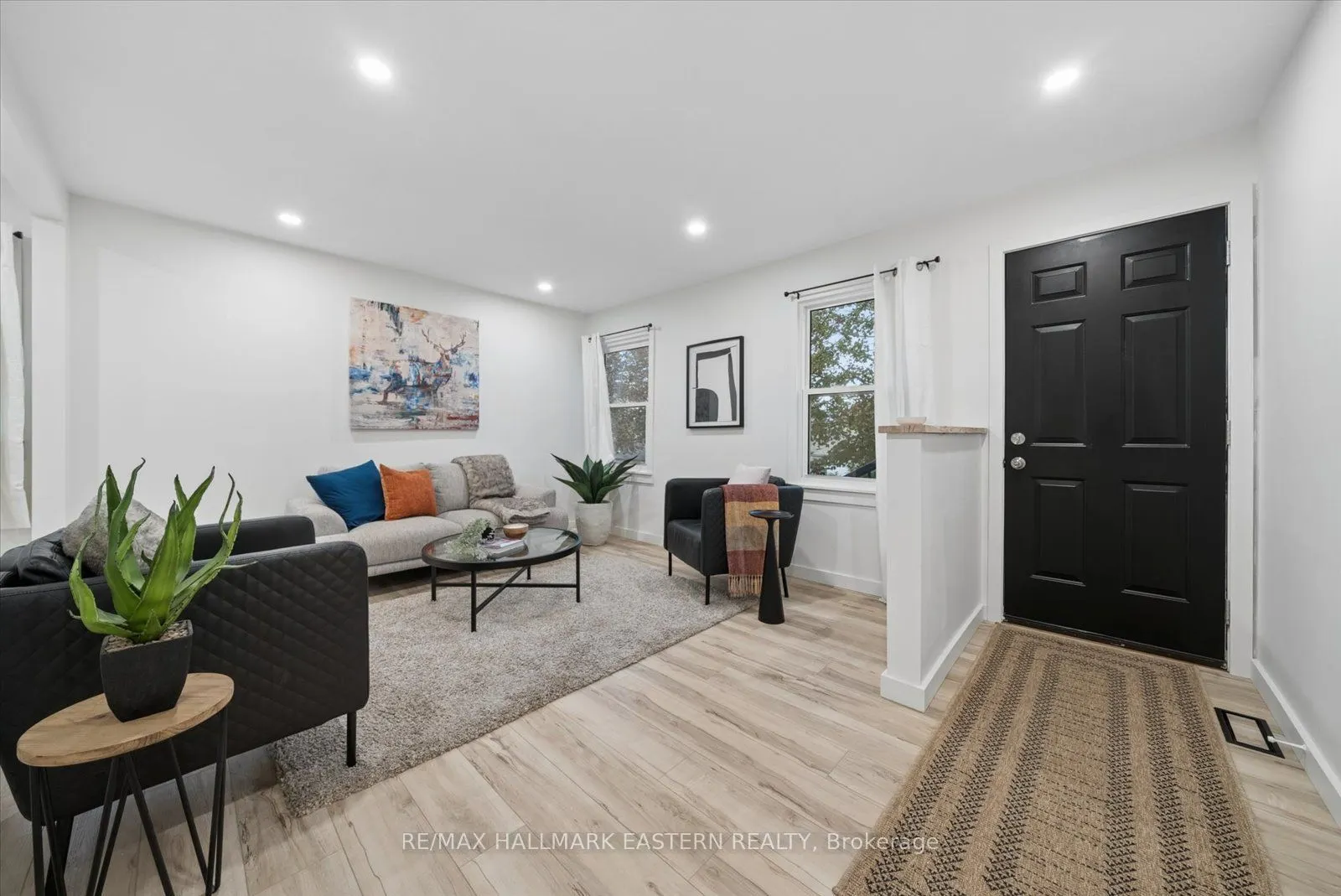 482 Wellington Street W
