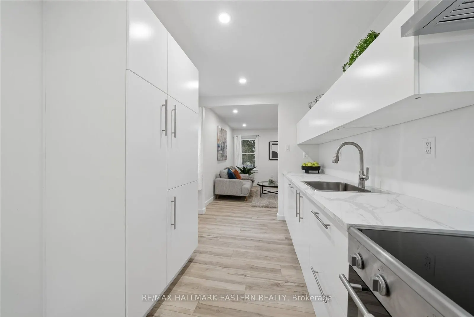 482 Wellington Street W