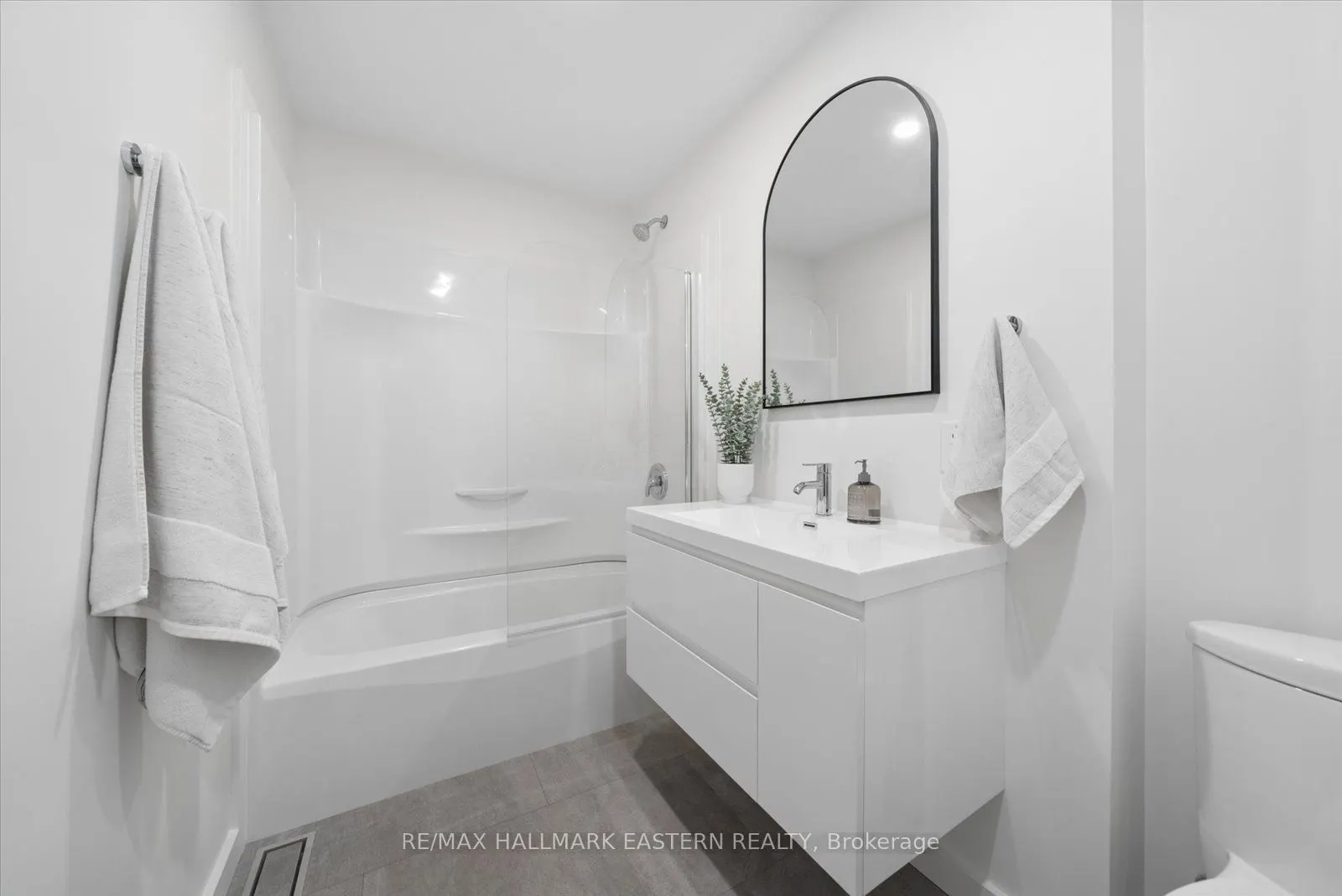 482 Wellington Street W