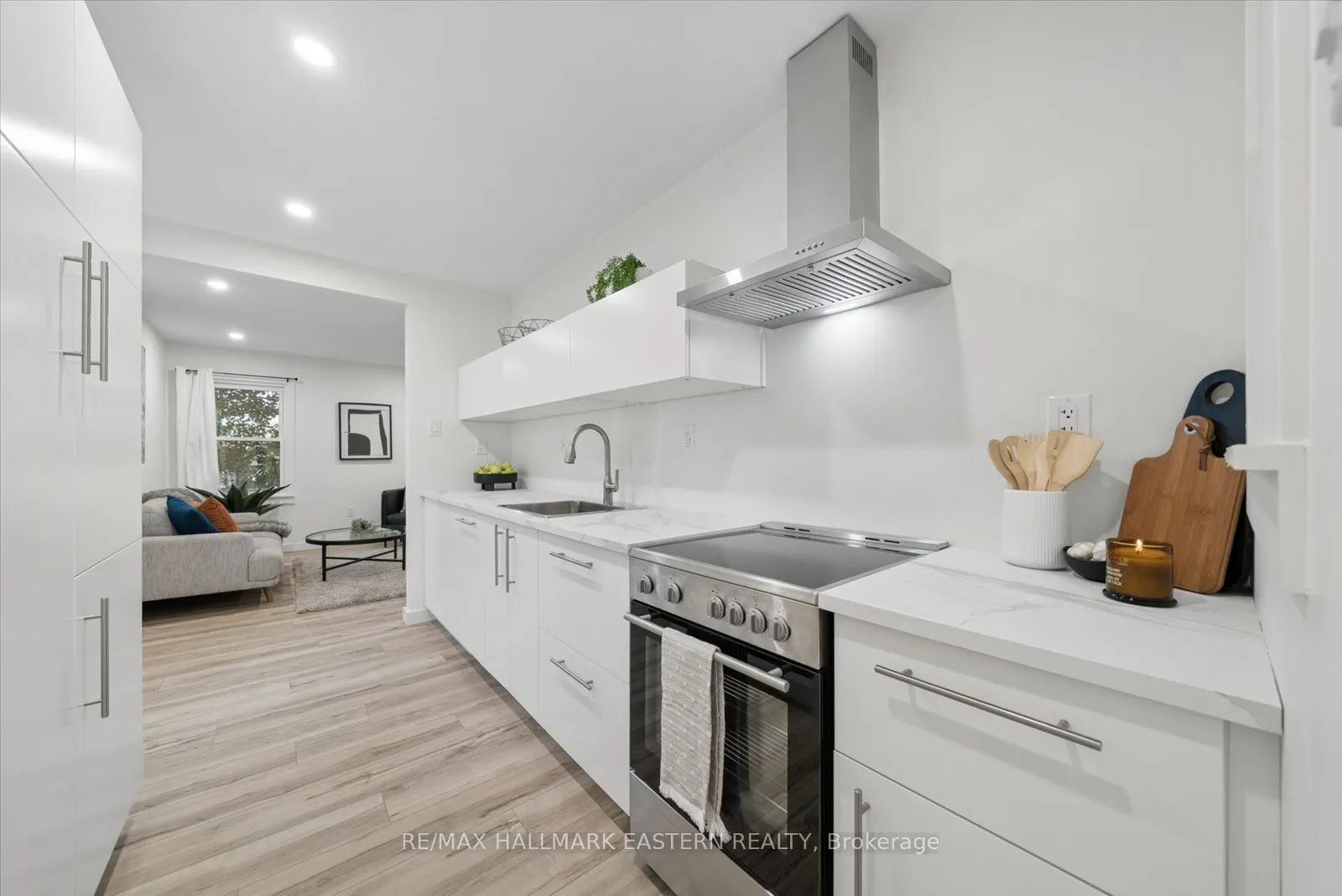 482 Wellington Street W
