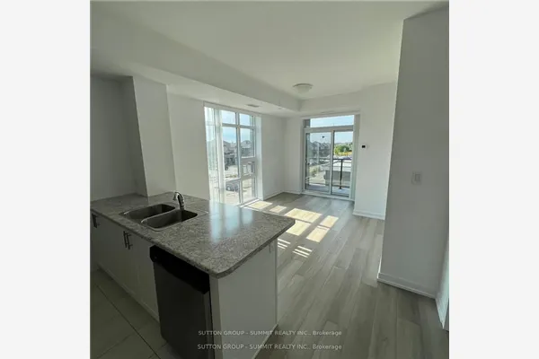 460 Dundas Street E