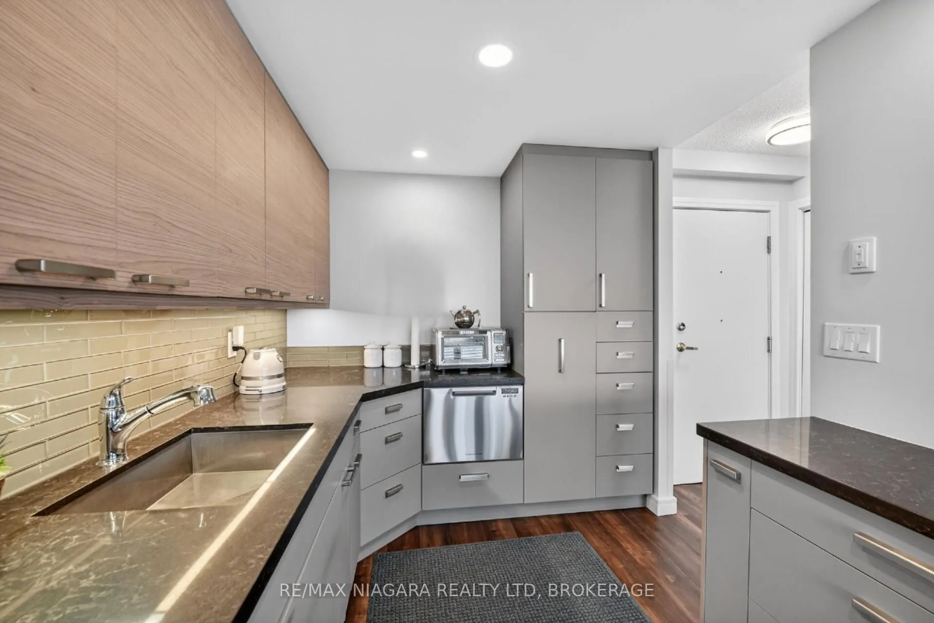 81 Scott Street #711