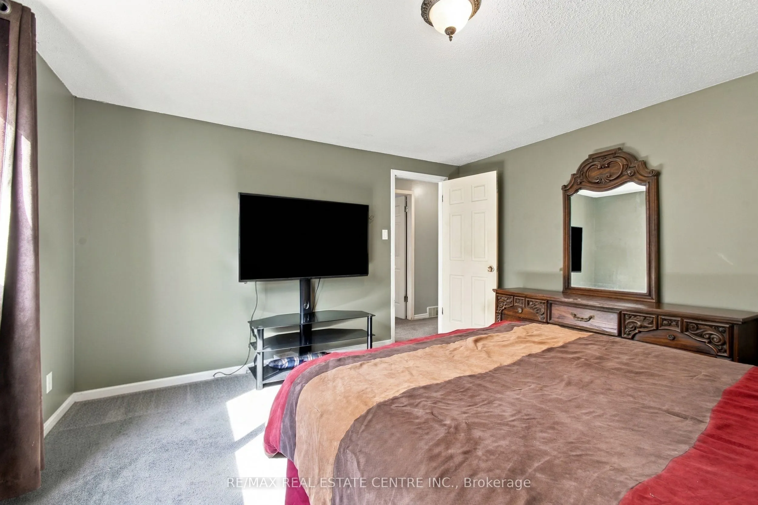 135 Cedarhill Crescent