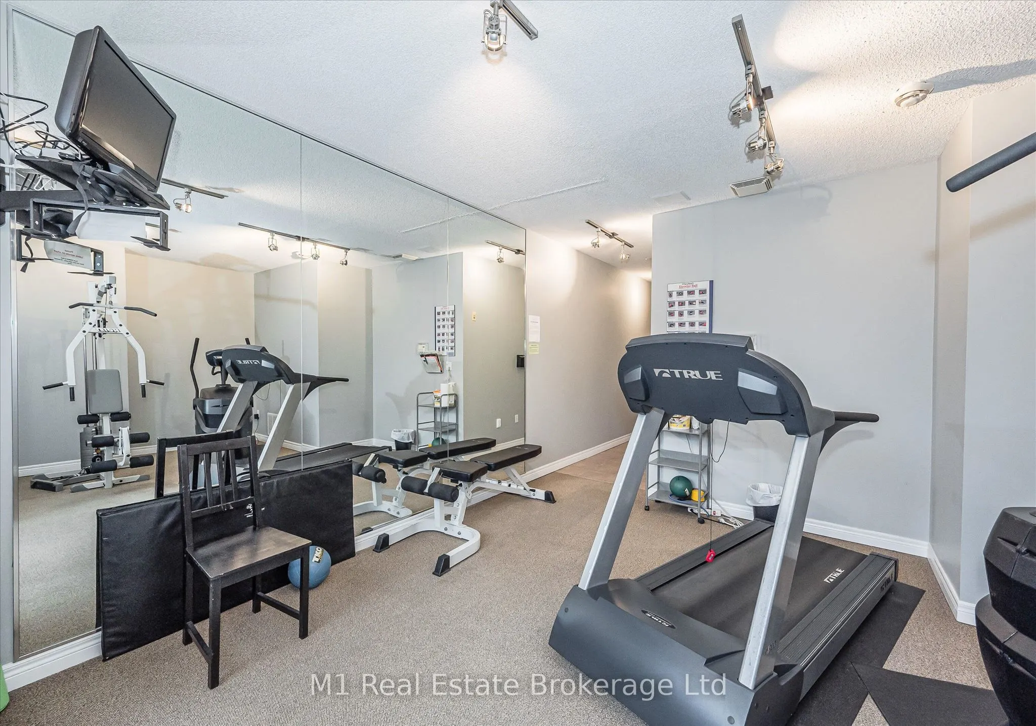 60 Wyndham Street S #207