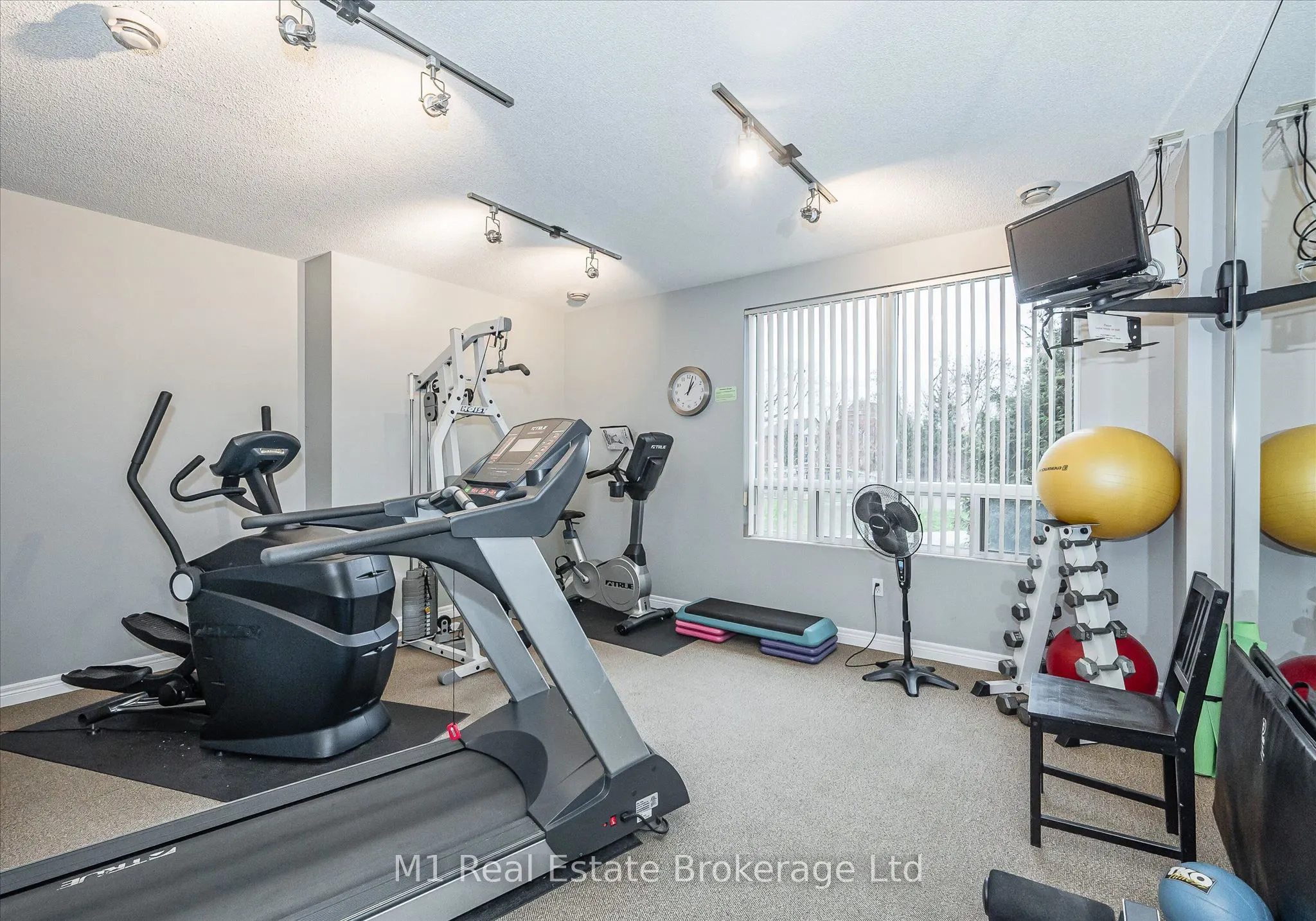 60 Wyndham Street S #207