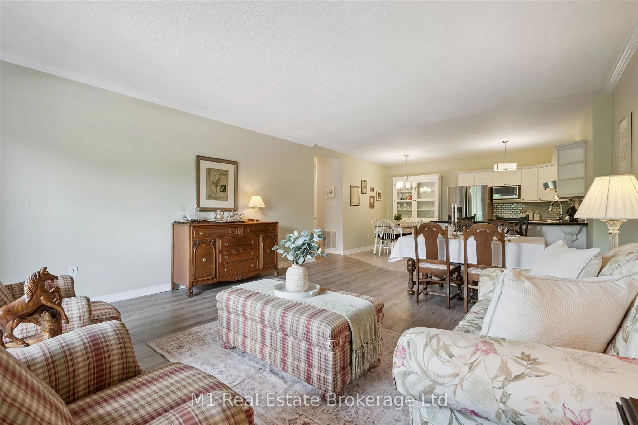 60 Wyndham Street S #207