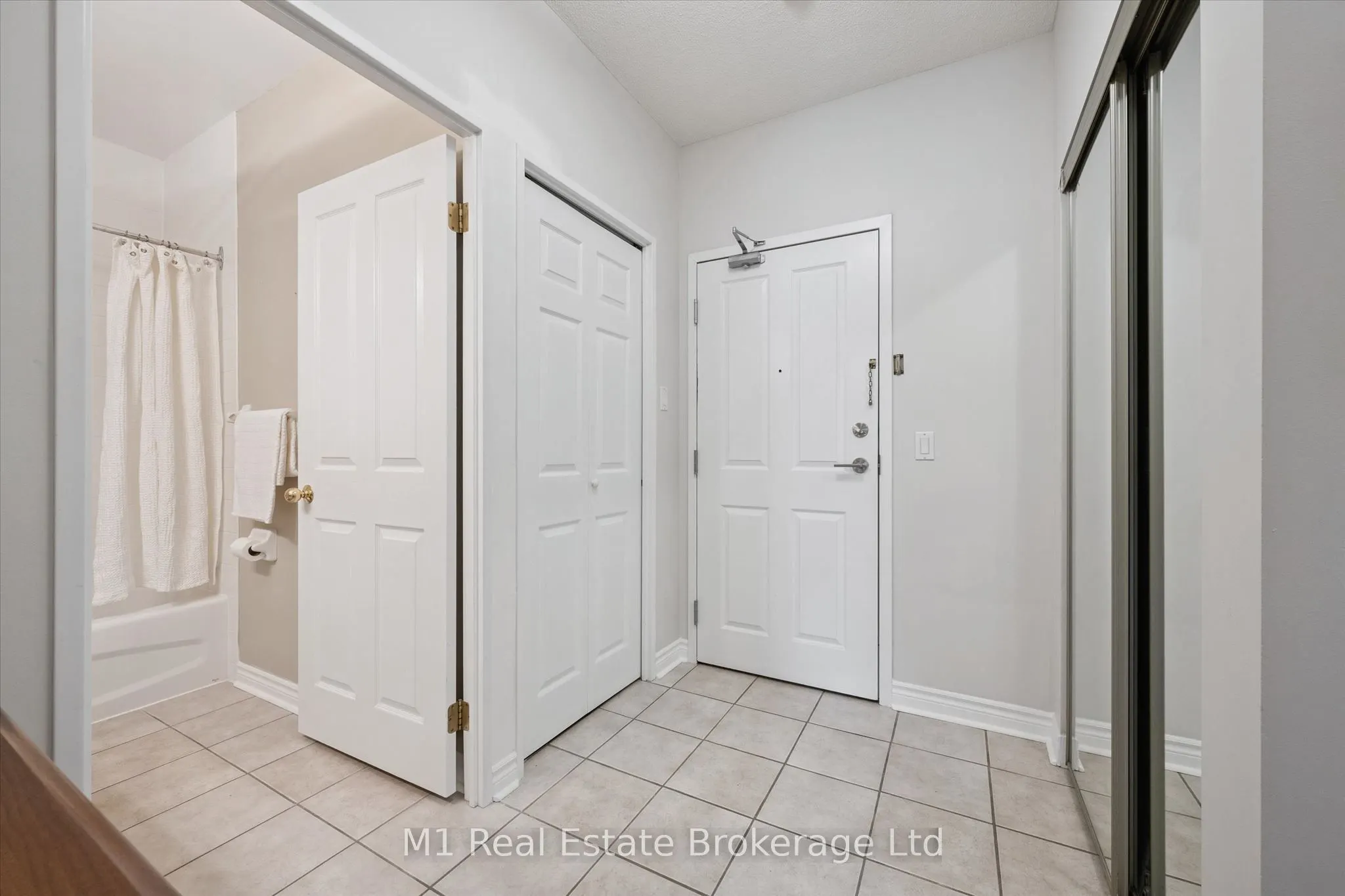 60 Wyndham Street S #207