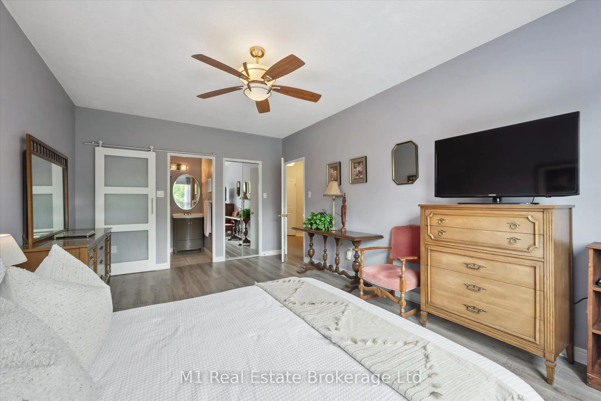 60 Wyndham Street S #207