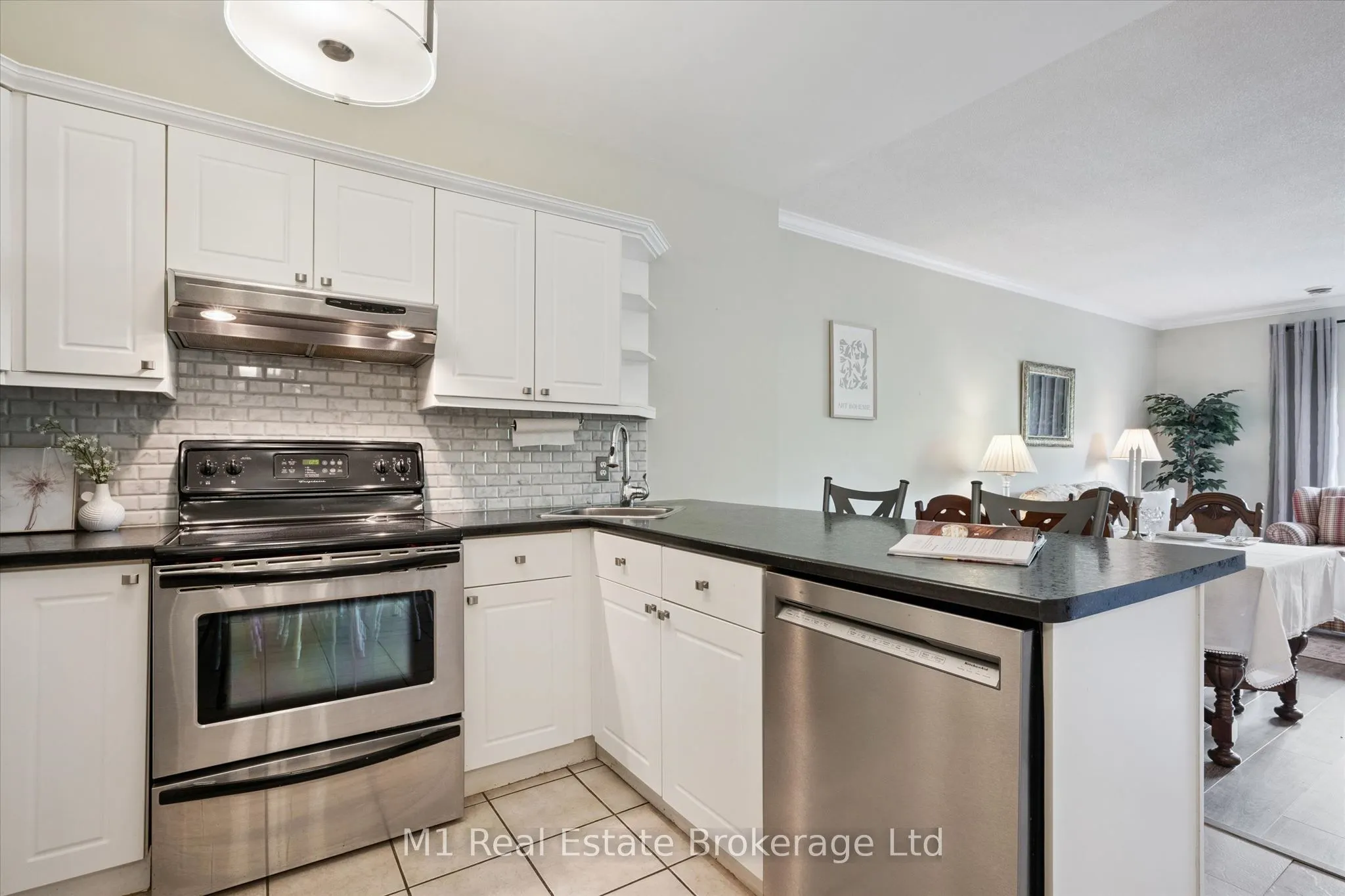 60 Wyndham Street S #207