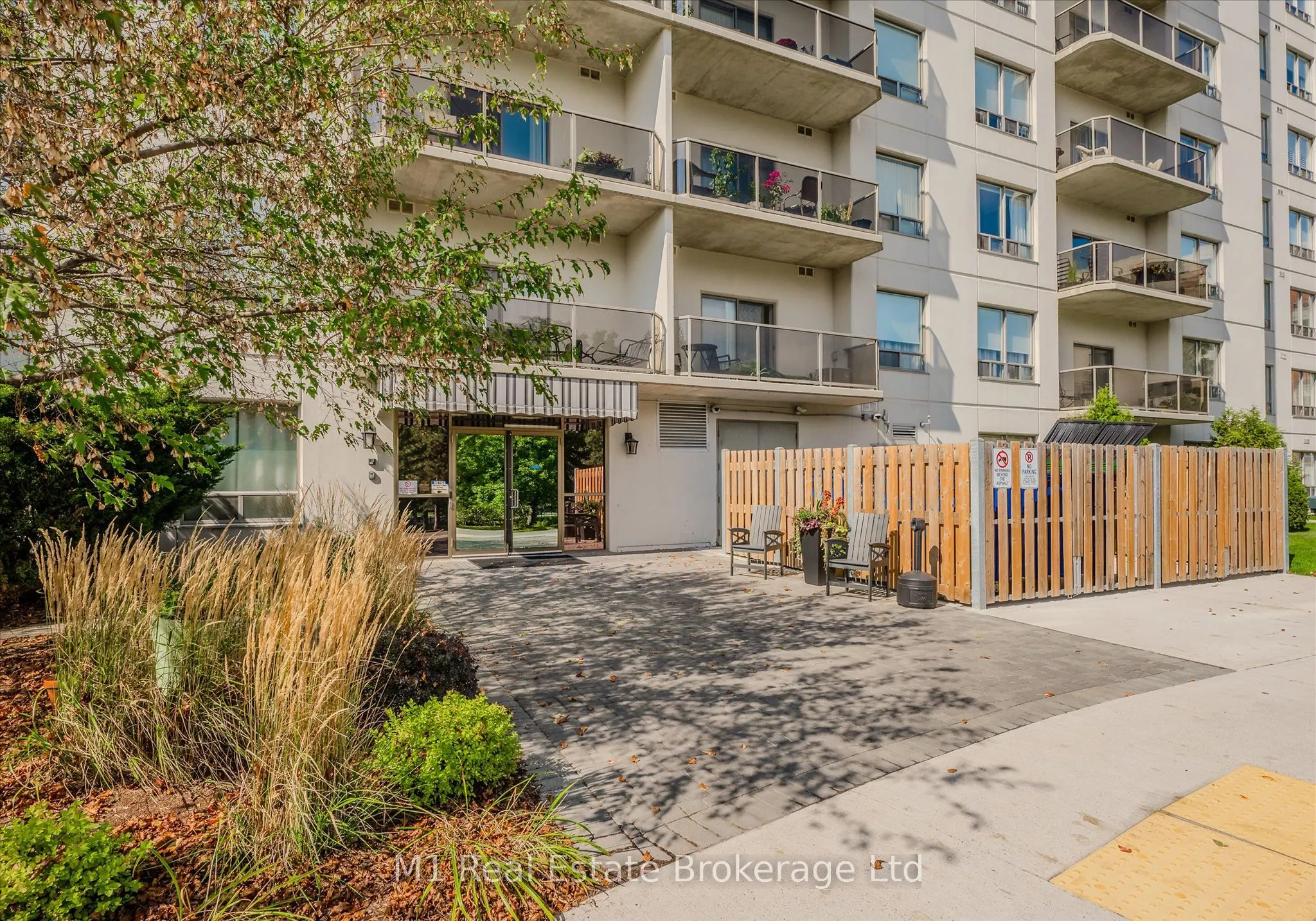 60 Wyndham Street S #207