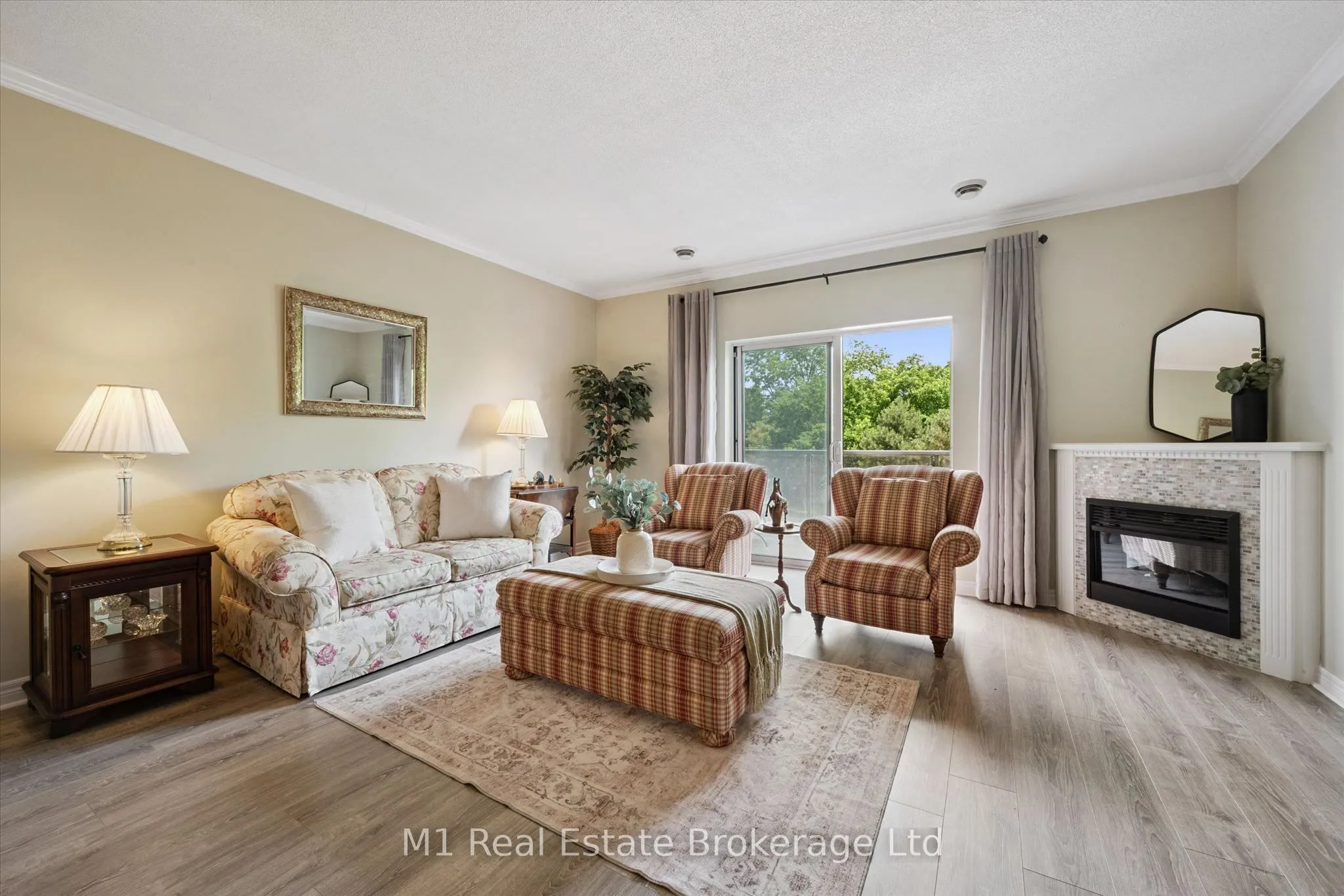 60 Wyndham Street S #207