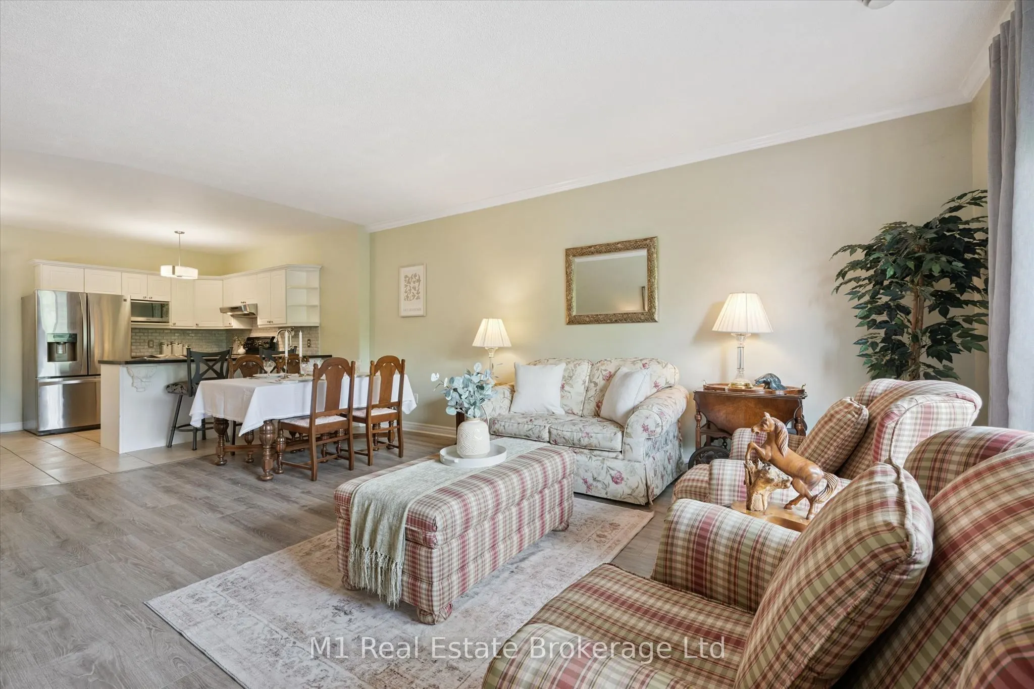 60 Wyndham Street S #207
