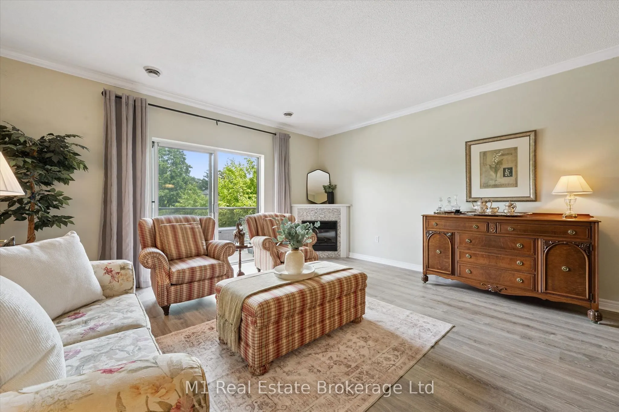 60 Wyndham Street S #207