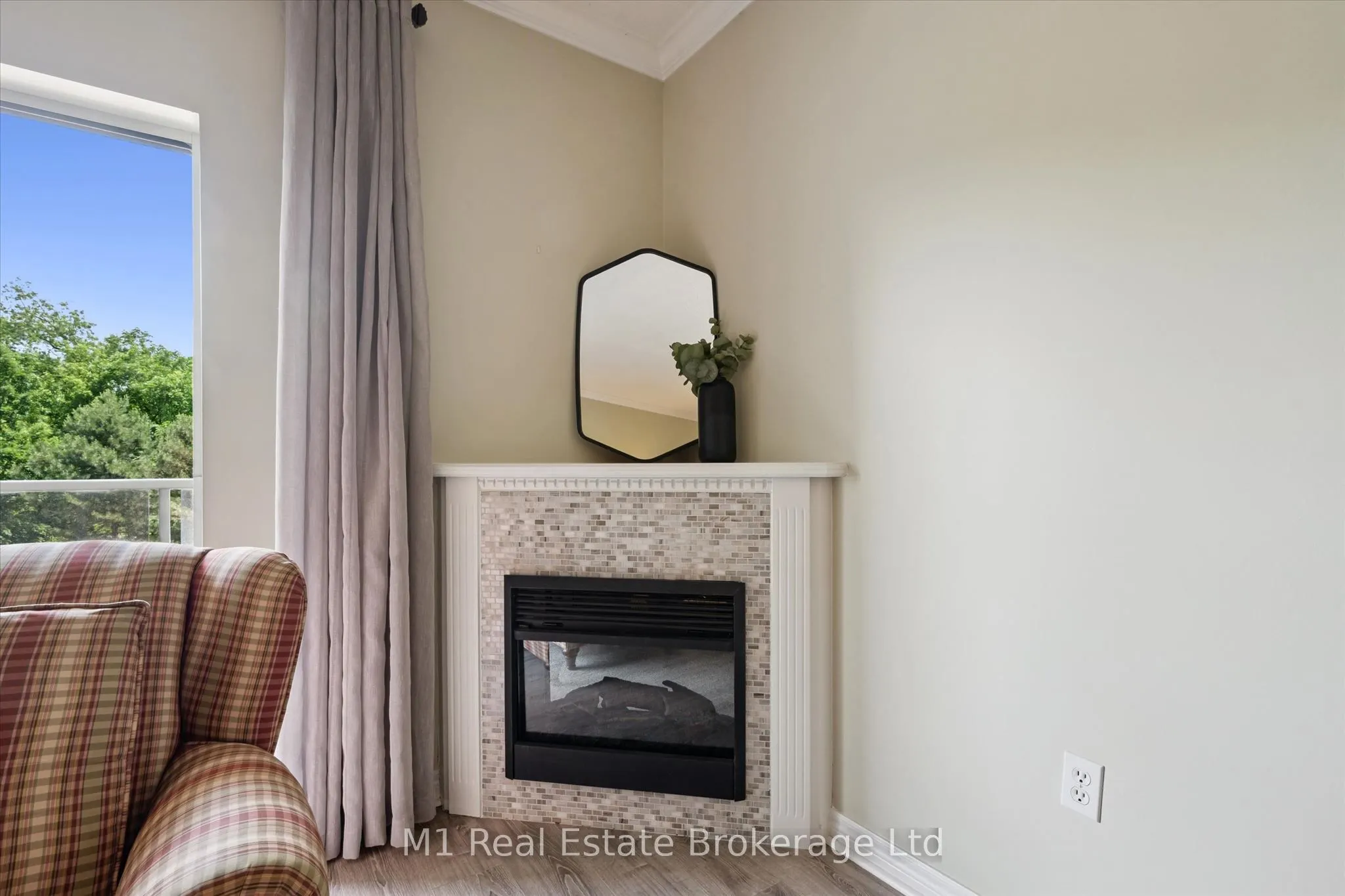 60 Wyndham Street S #207