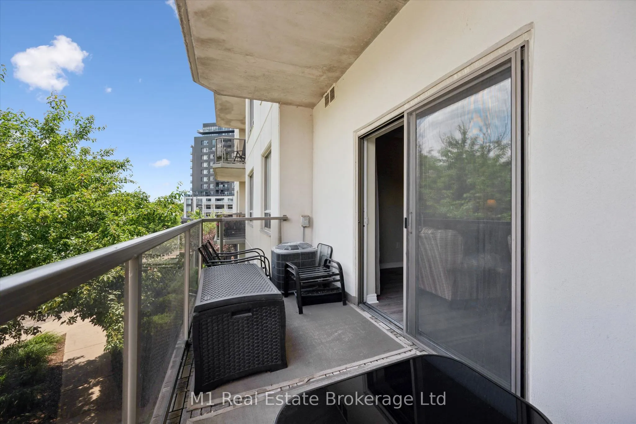 60 Wyndham Street S #207