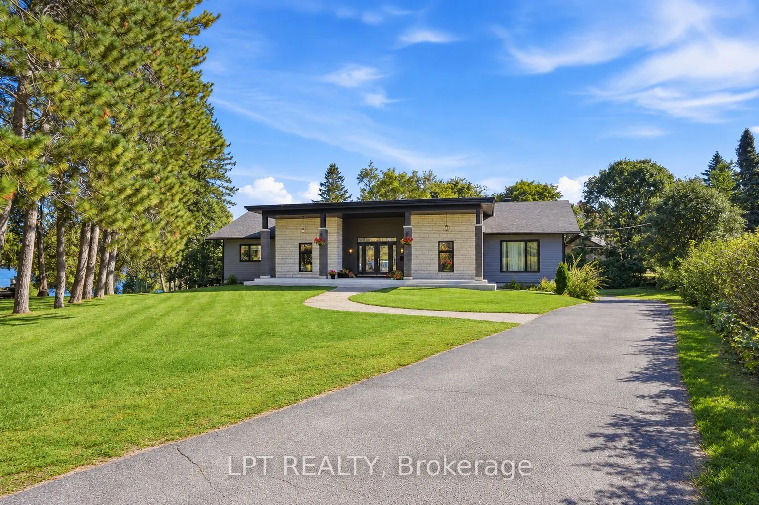 31 Carillon Crescent