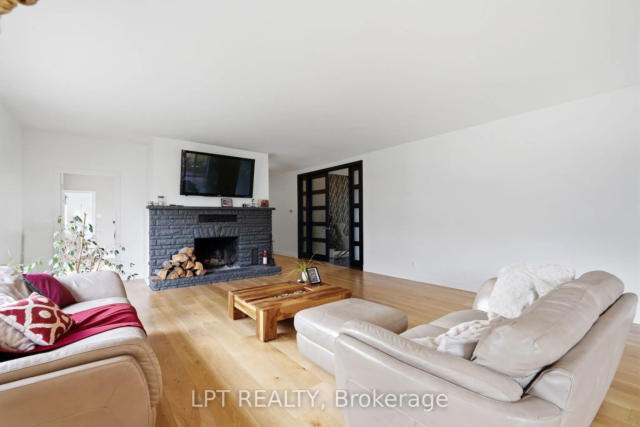 31 Carillon Crescent