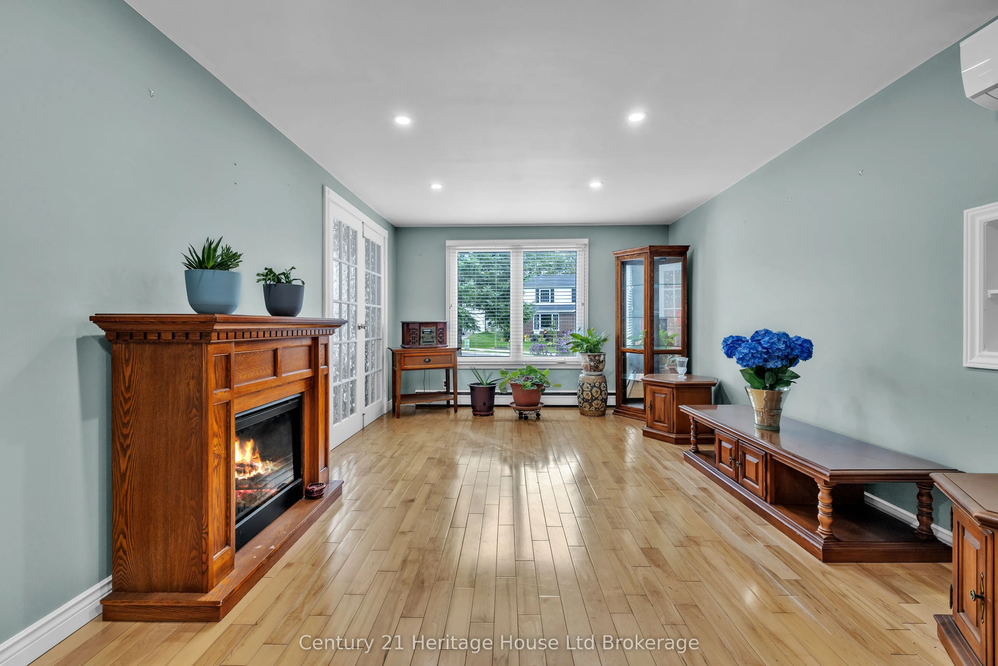 921 Lincoln Drive