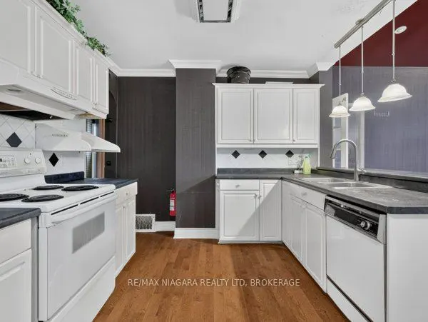 4758 Ryerson Crescent