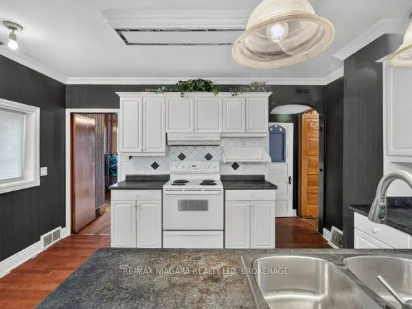 4758 Ryerson Crescent
