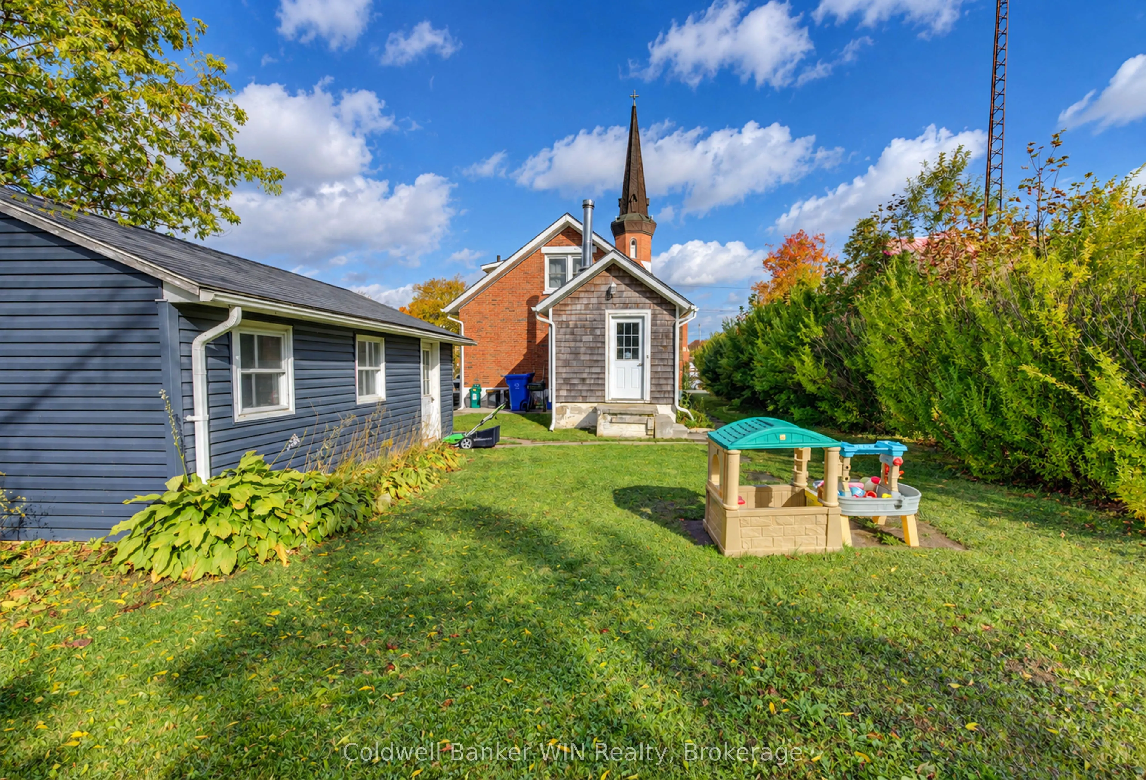 160 Queen Street E