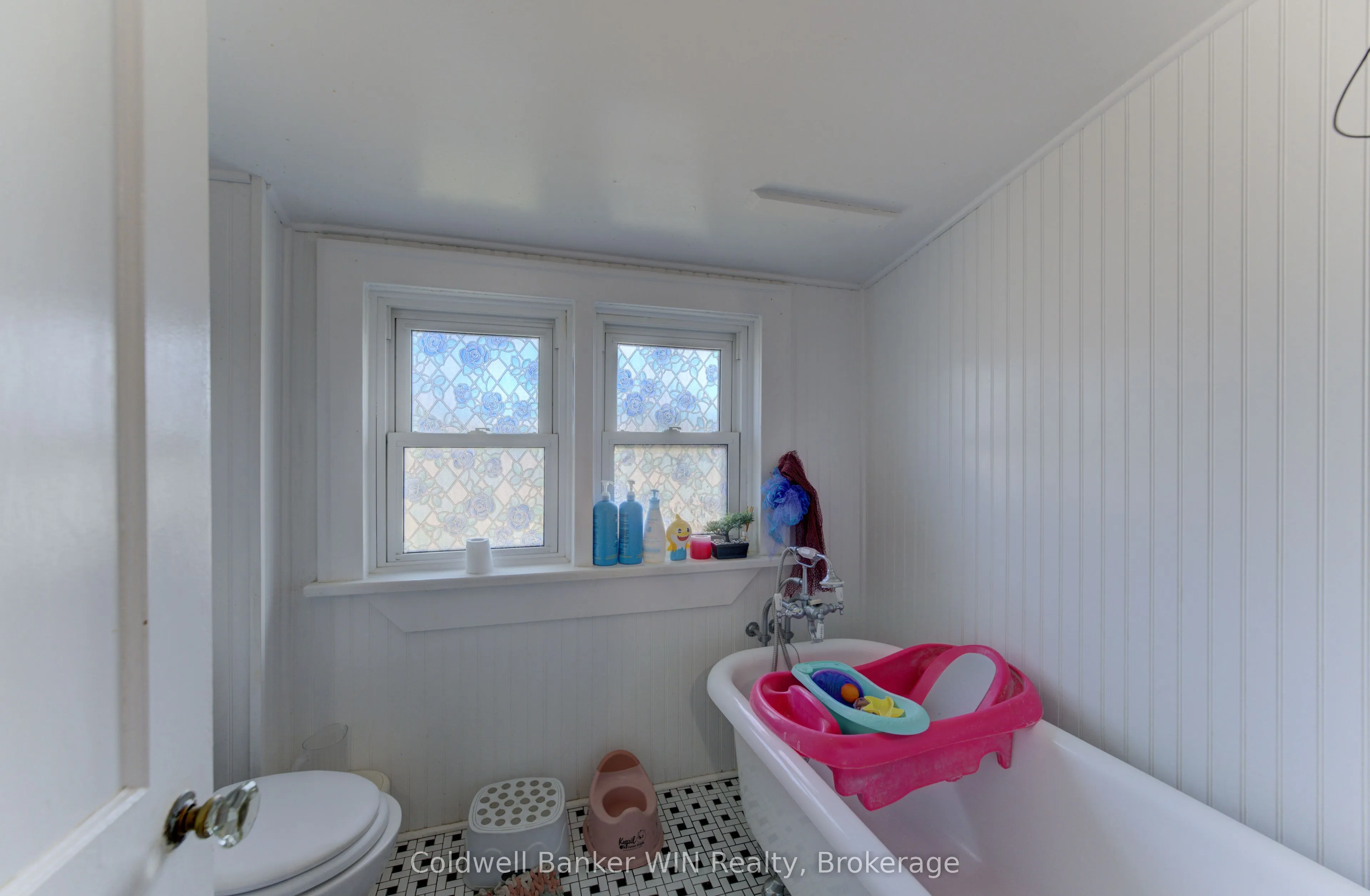 160 Queen Street E