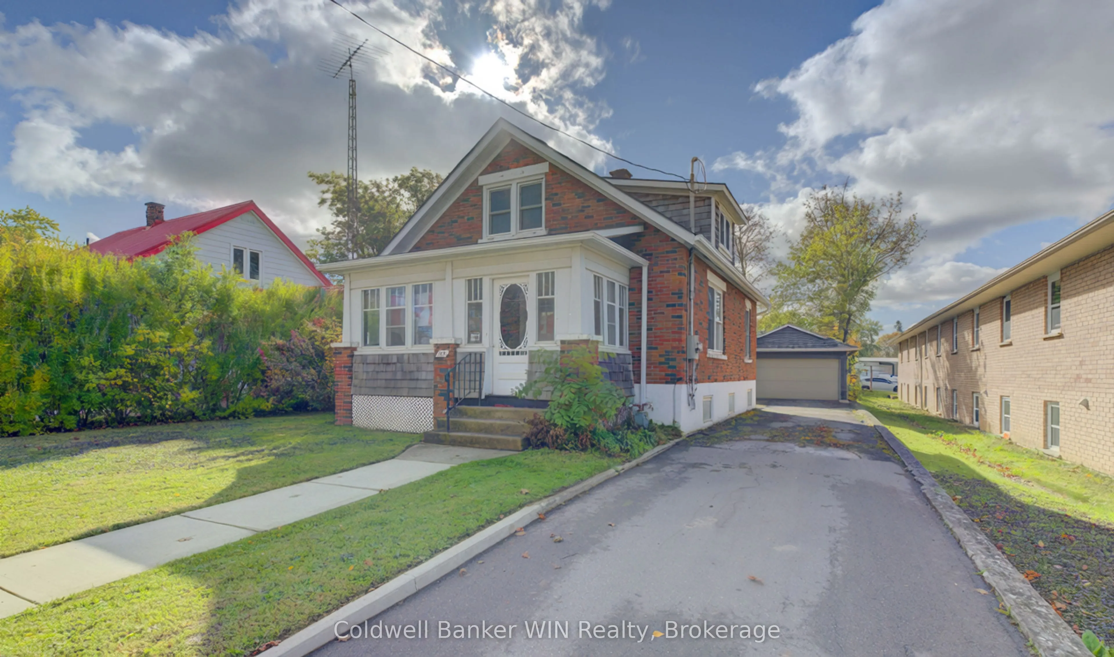 160 Queen Street E