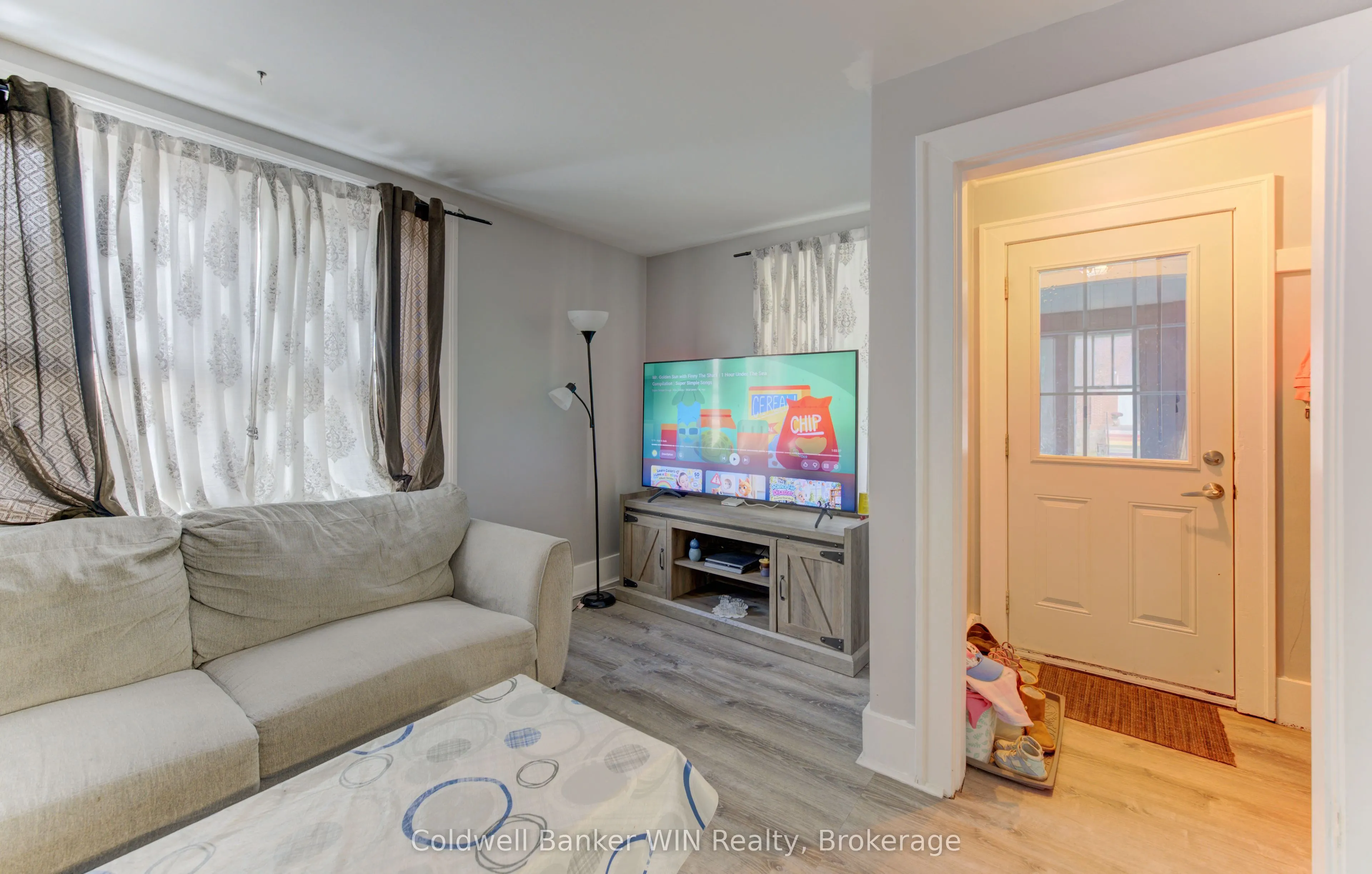160 Queen Street E