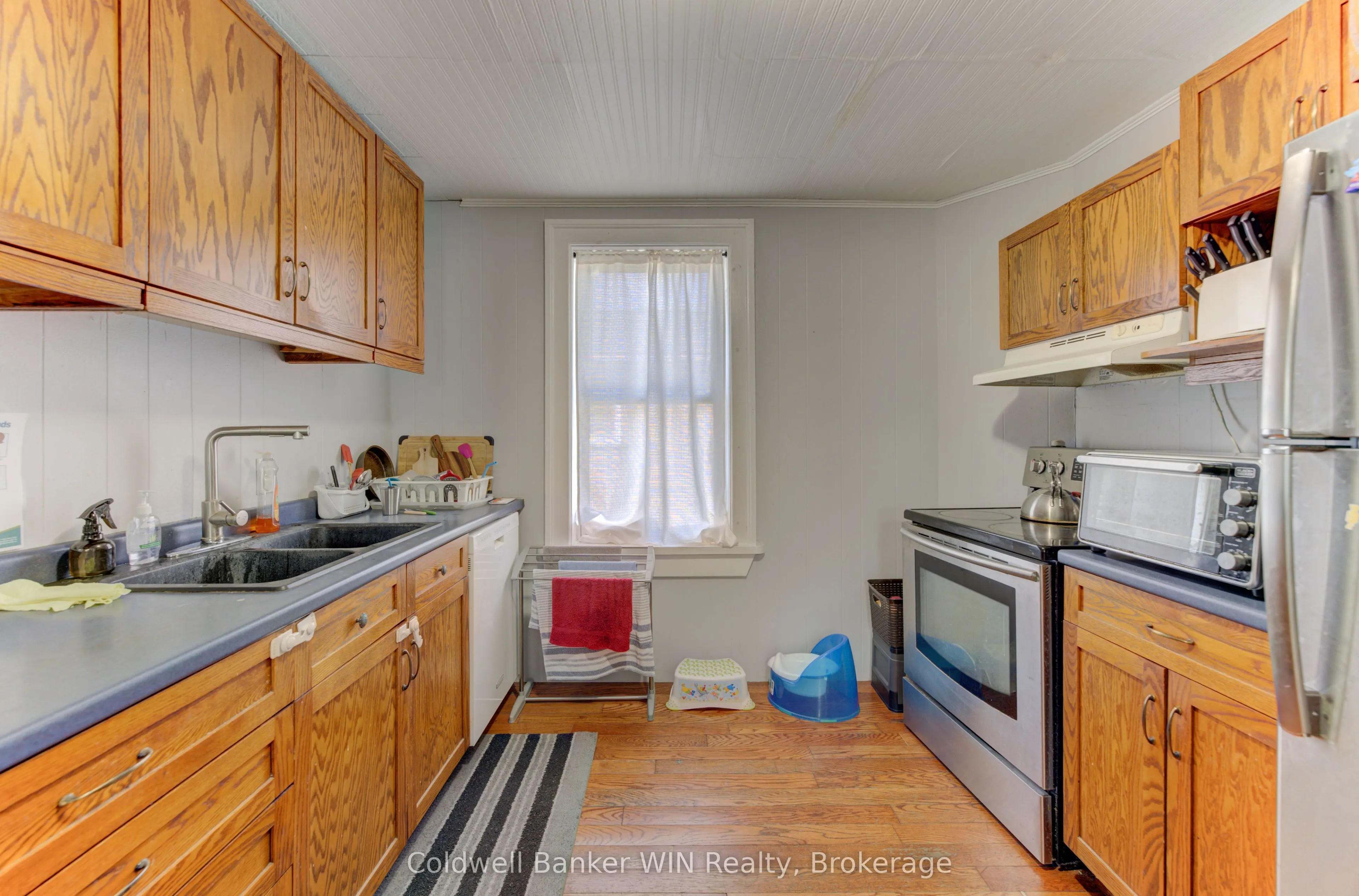 160 Queen Street E