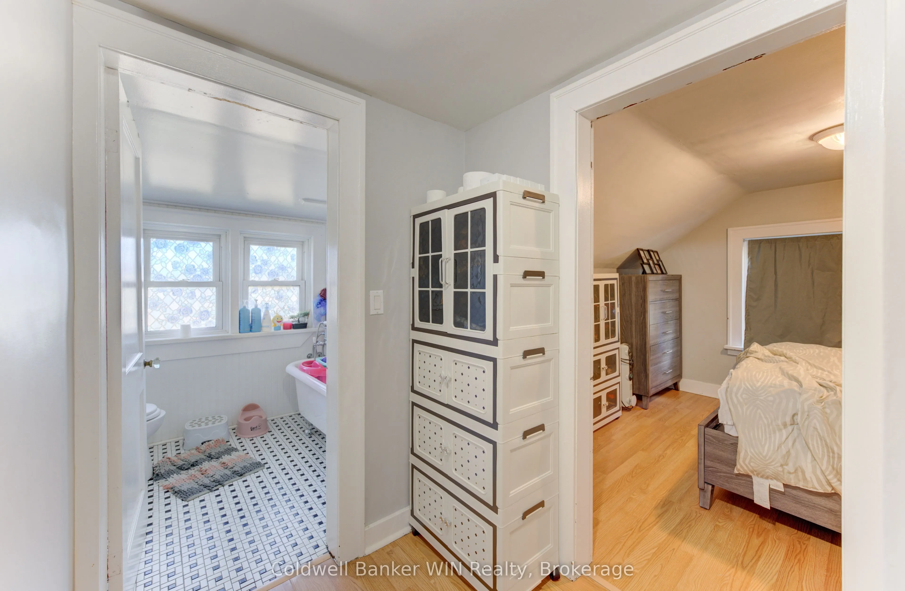 160 Queen Street E